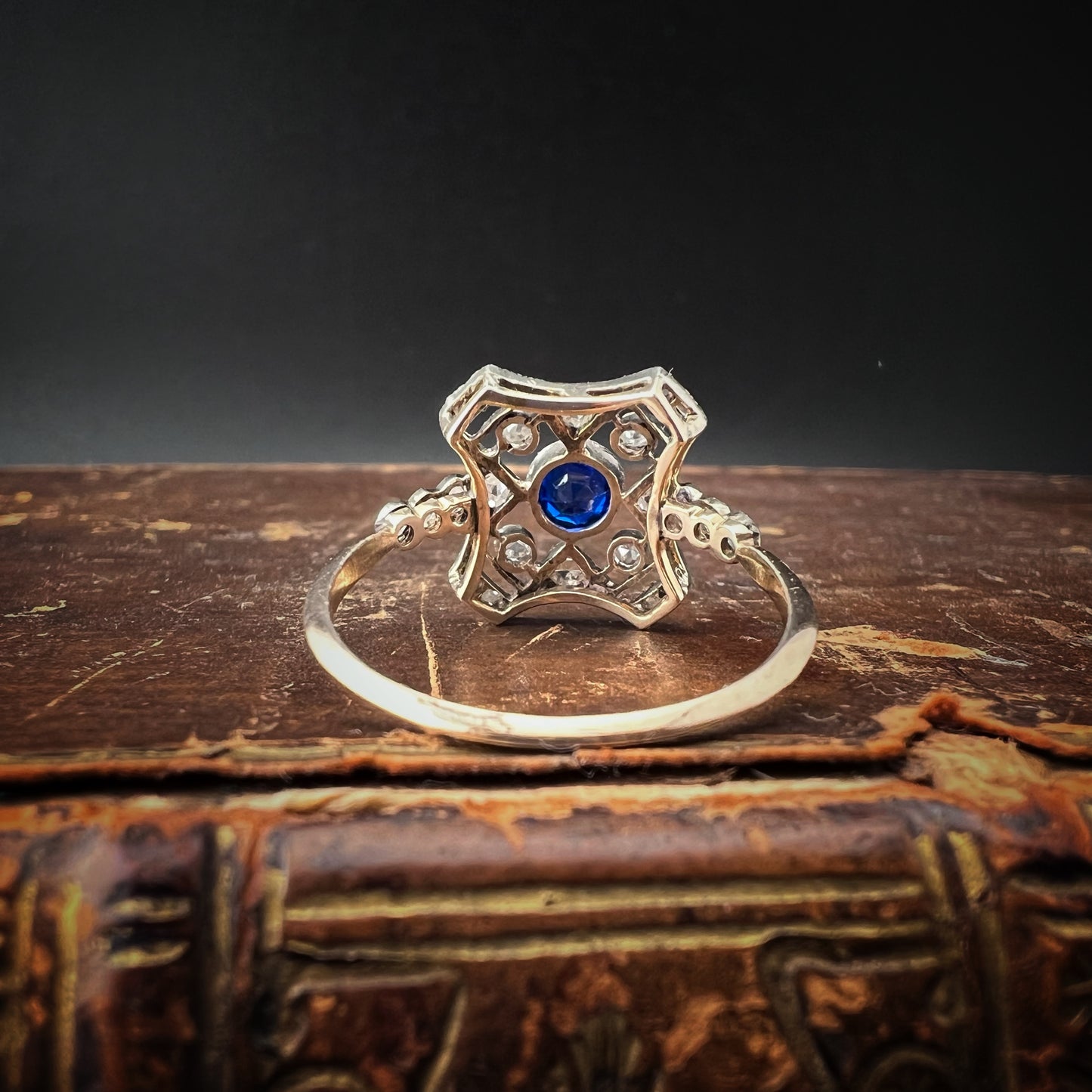 Anello Art Déco in oro 14 ct, diamanti e zaffiro di sintesi