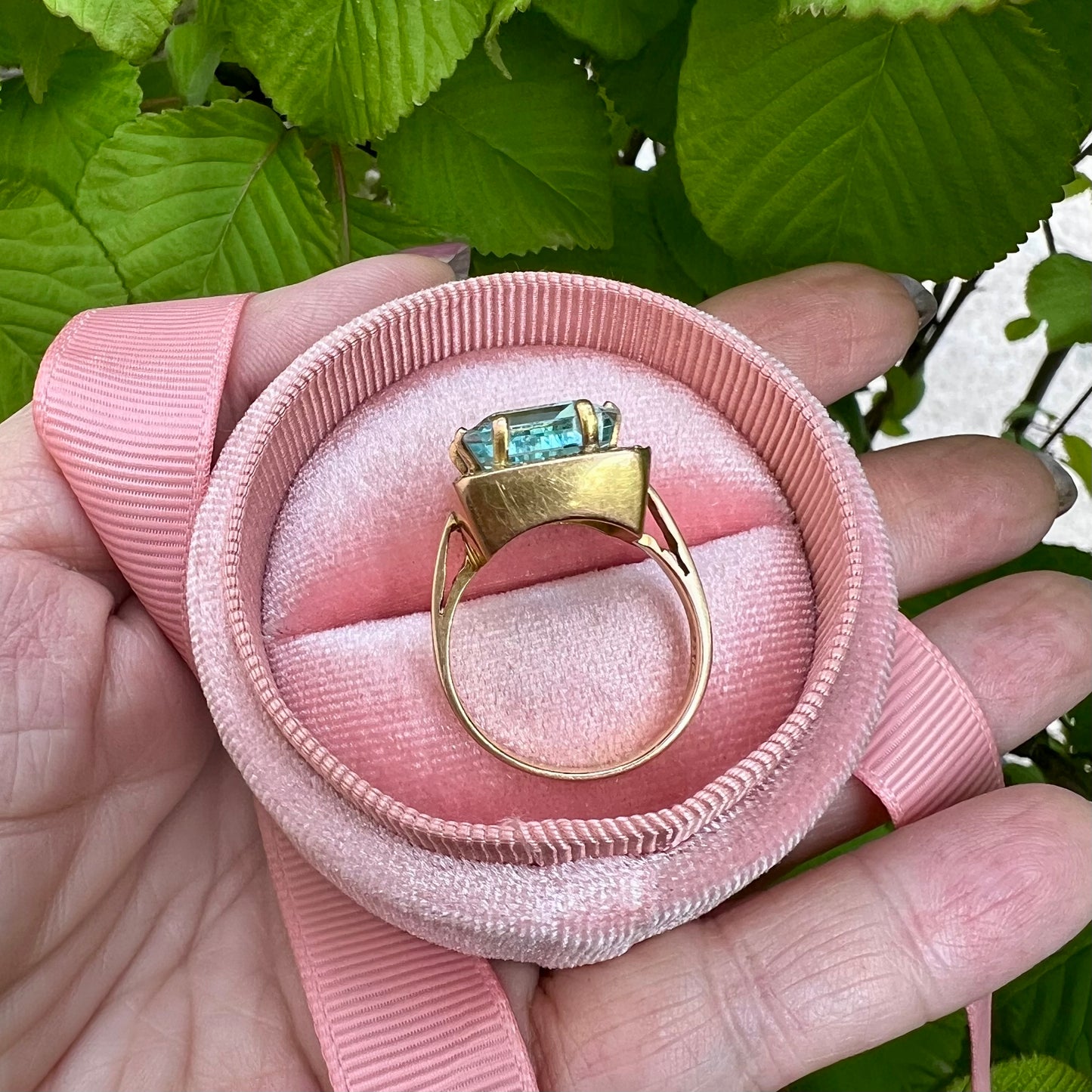 18-karätiger Goldring mit Aquamarin und Diamanten. Italien, 1960.