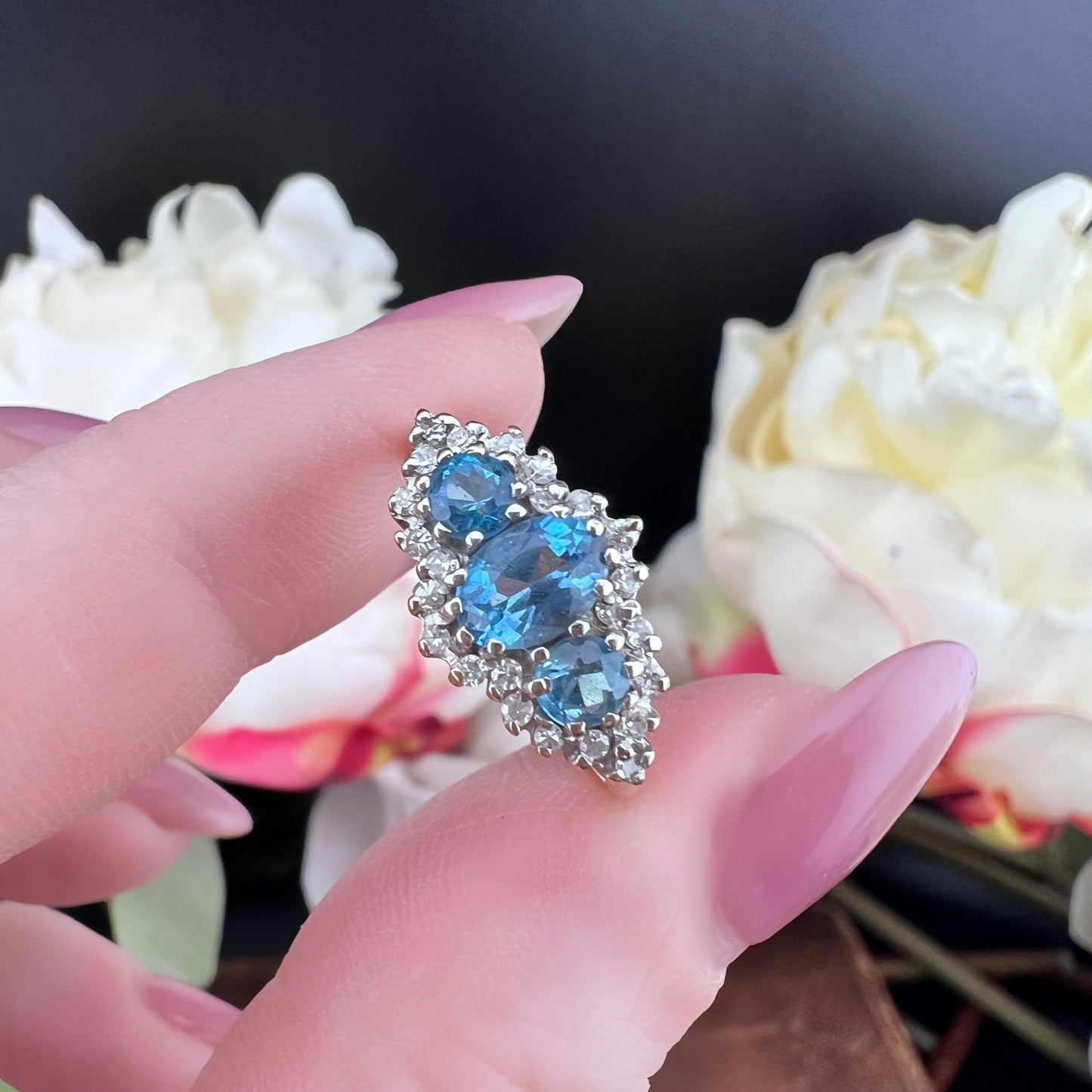 18K gold ring with diamonds and blue topazes