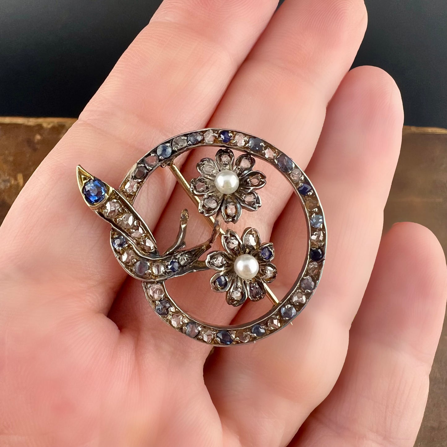 Antike Brosche aus 14 Karat Gold und Silber mit Diamanten und Saphiren. Amerikanisch, 1950er Jahre.