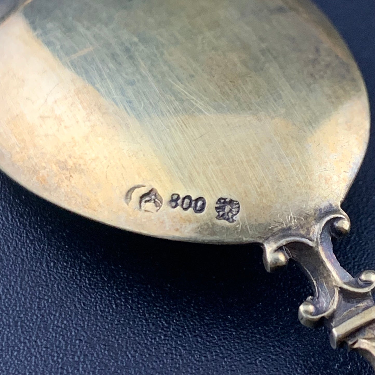 Ein Set aus vergoldeten Eisportionierern und Servierlöffeln aus Silber. Deutschland, Anfang des 20. Jahrhunderts.