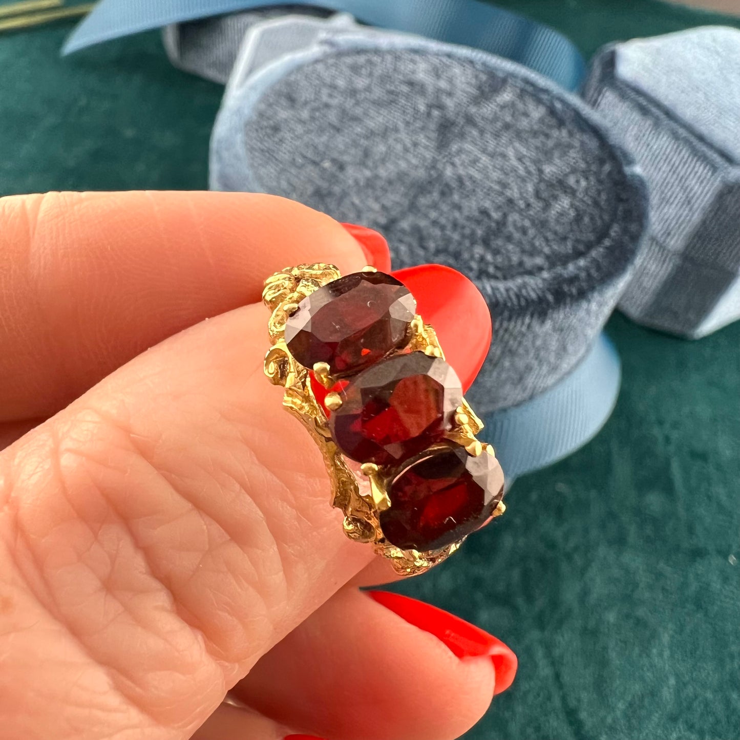 Ring with three garnets in 18k yellow gold