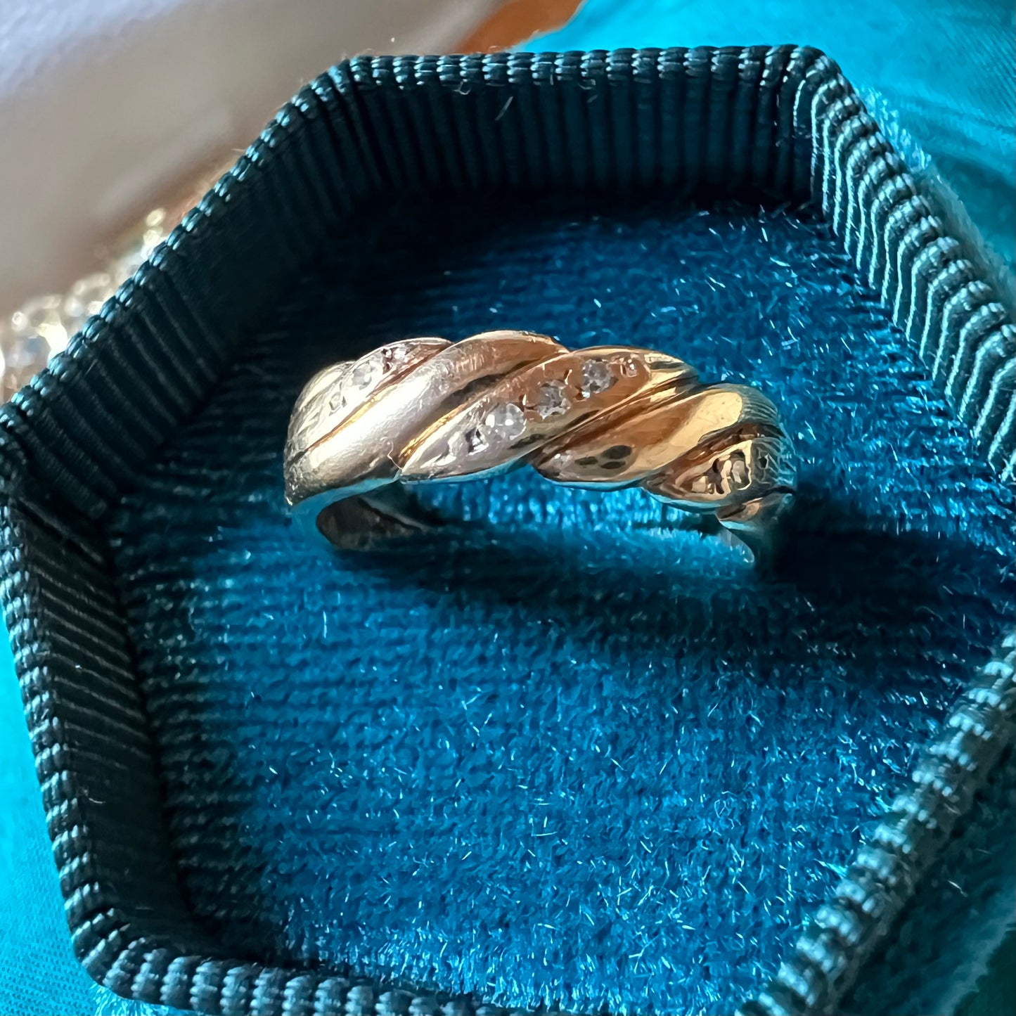 Band ring with diamonds
