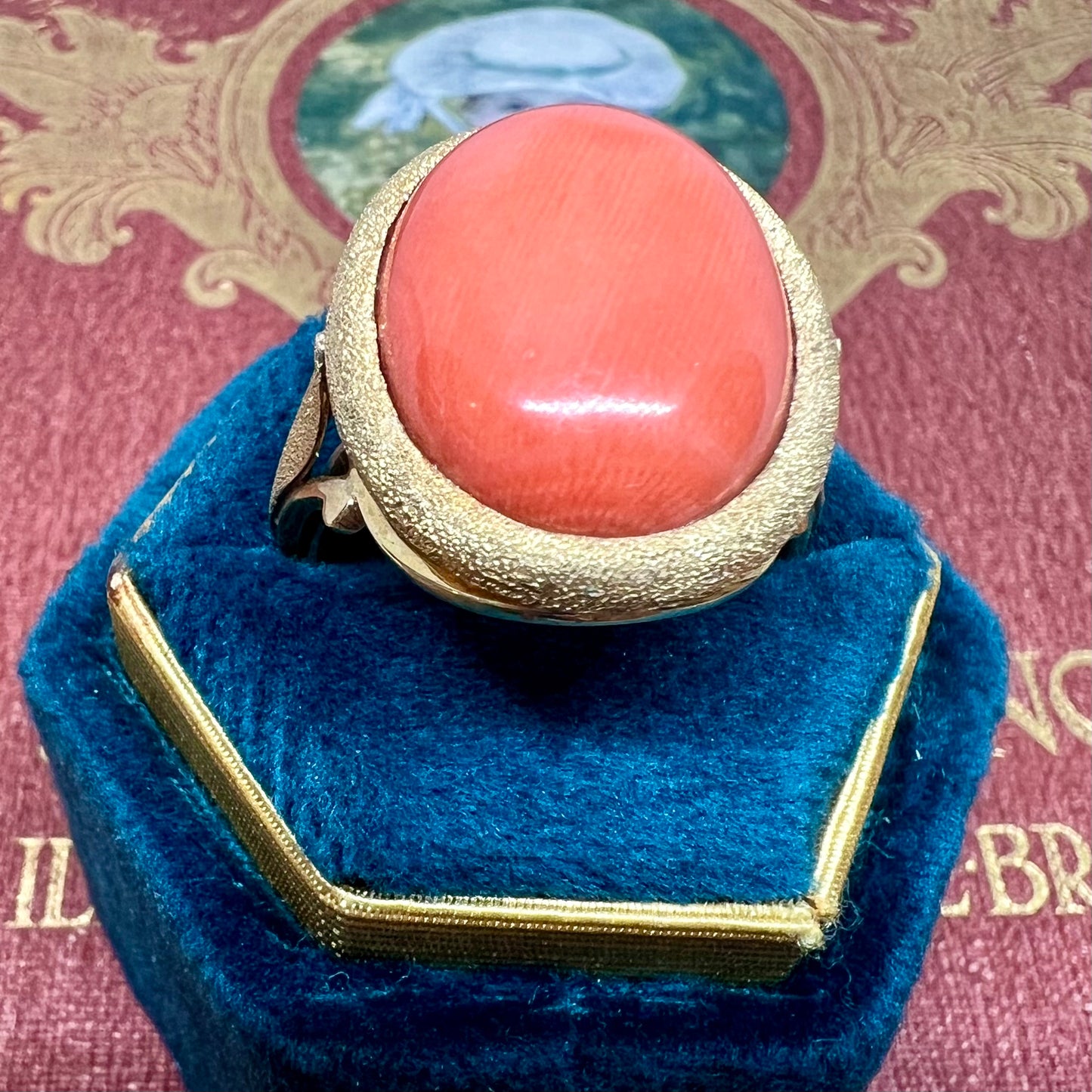 Prächtiger 18K Gelbgoldring mit großem Korallencabochon