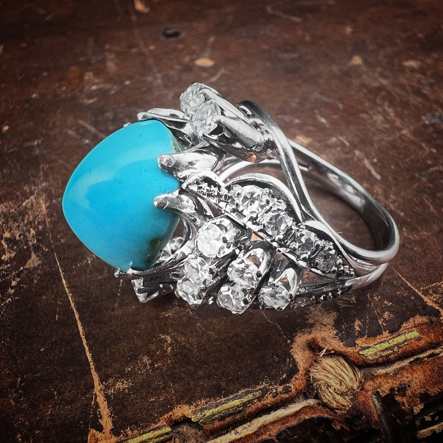 Imponente anello in oro bianco con turchese naturale e diamanti – Manifattura anni ’50