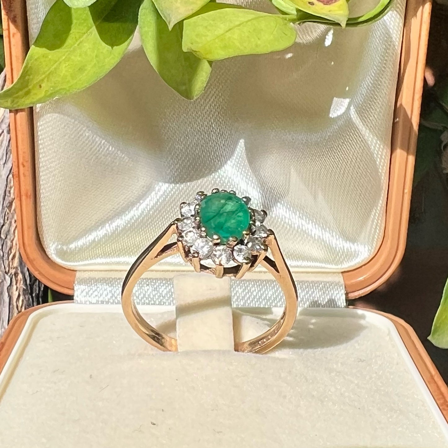 Vintage-Goldring mit Gänseblümchen und Smaragd – Birmingham, 1984