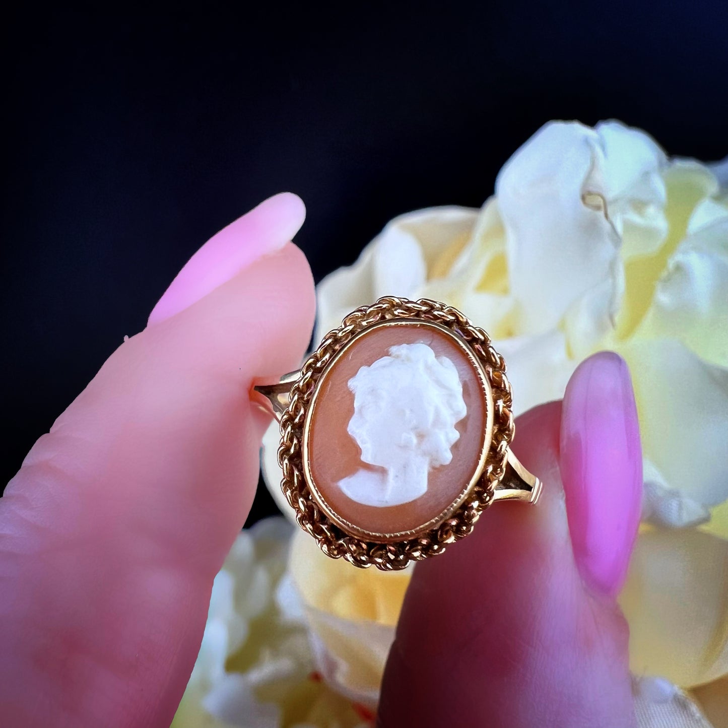 Anello vintage con cammeo scolpito – Birmingham, 1966