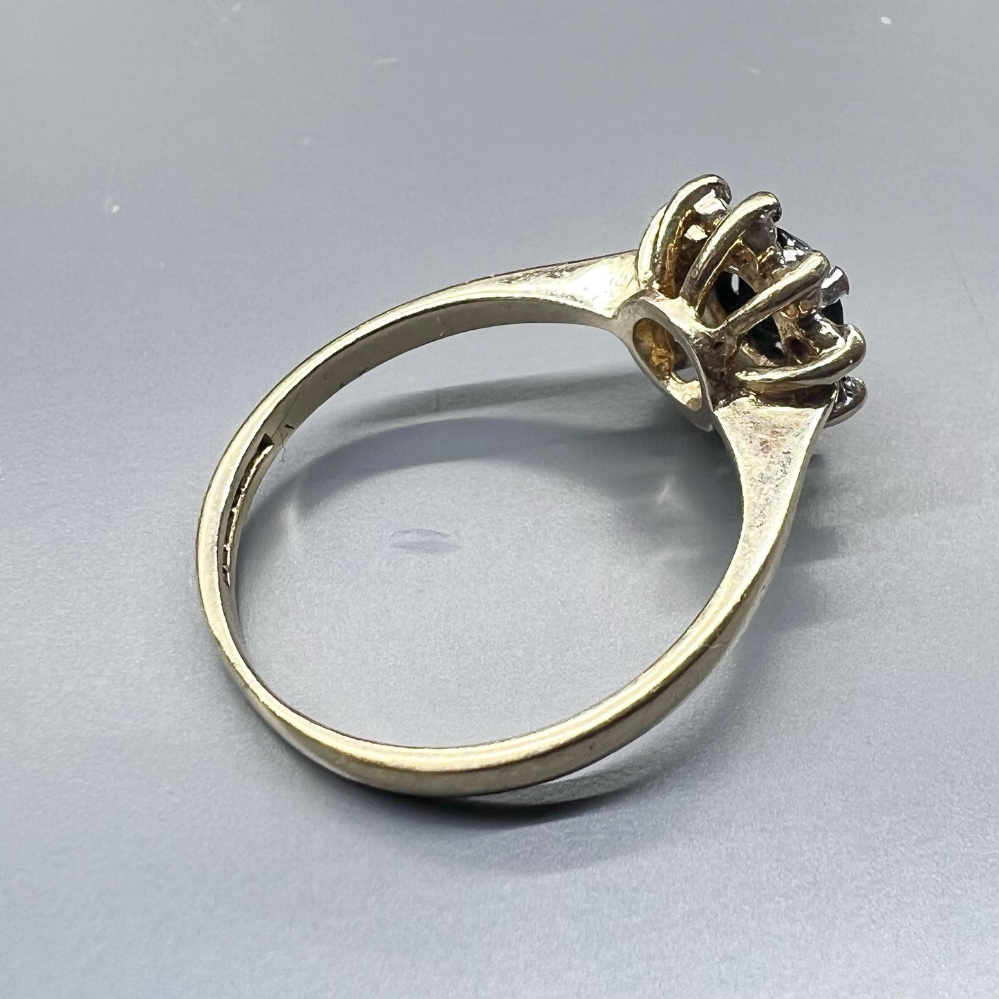 Vintage daisy ring with sapphire and diamonds