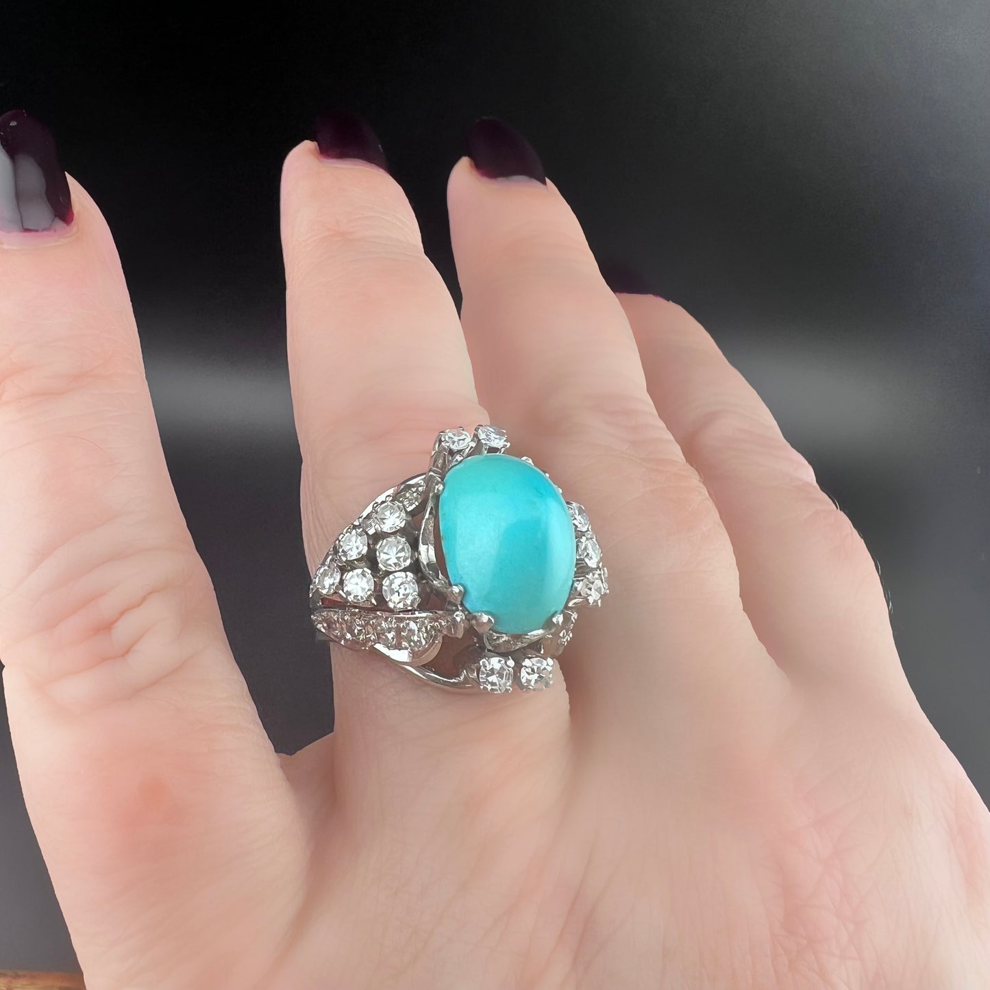 Imponente anello in oro bianco con turchese naturale e diamanti – Manifattura anni ’50