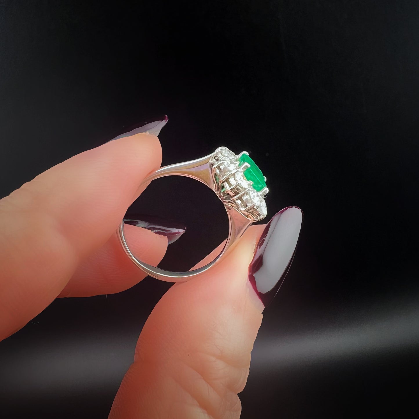 Gänseblümchenring aus 18 Karat Gold mit Smaragd und Diamanten