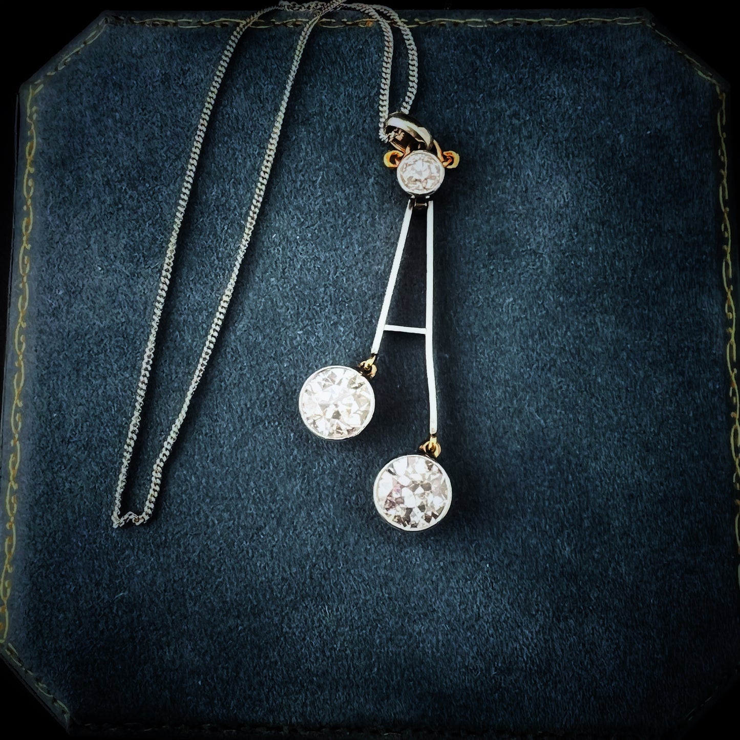 Art Deco pendant in 18k gold and 2.25 carats of diamonds