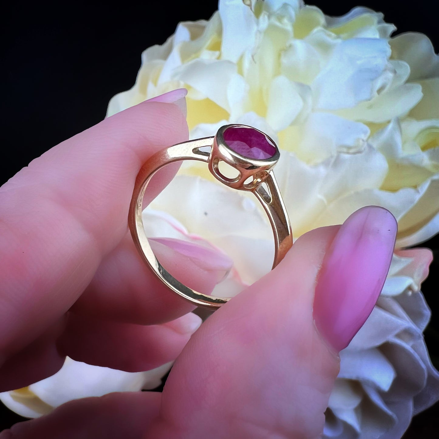 Anello vintage in oro giallo con rubino naturale – Inghilterra, anni ’80