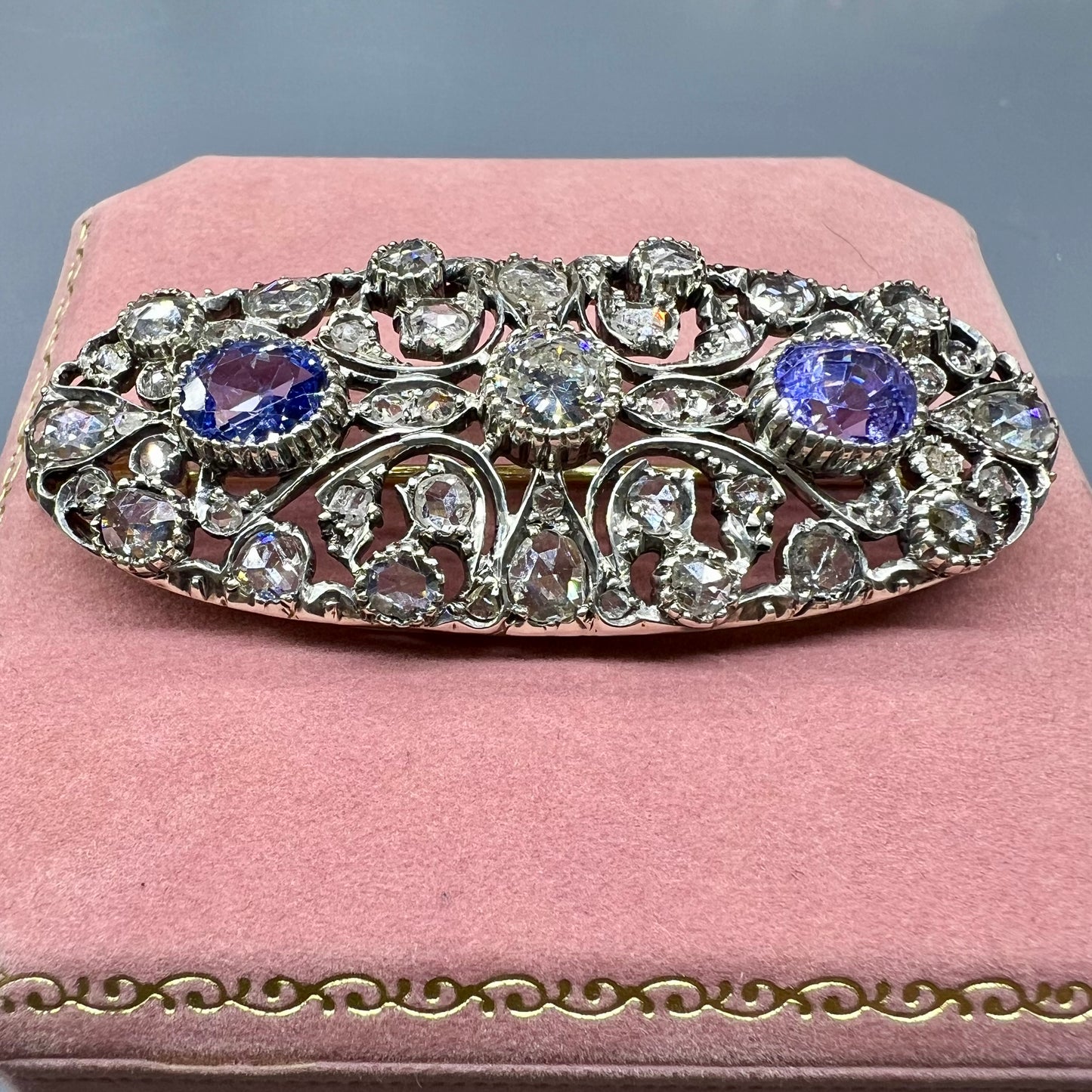 Brosche mit Ceylon-Kornblumen-Saphiren und Diamanten