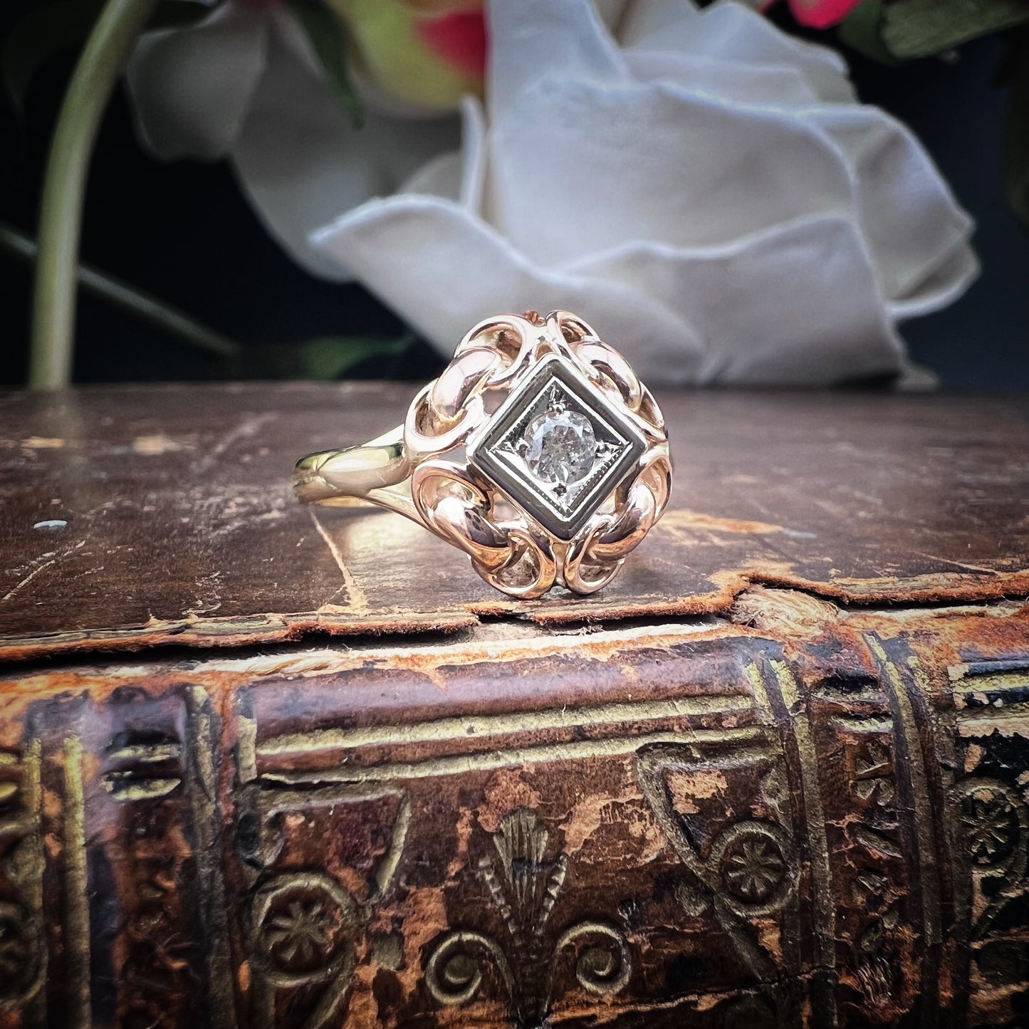 18 kt Gelbgoldring mit Leukosaphiren – Anfang des 20. Jahrhunderts