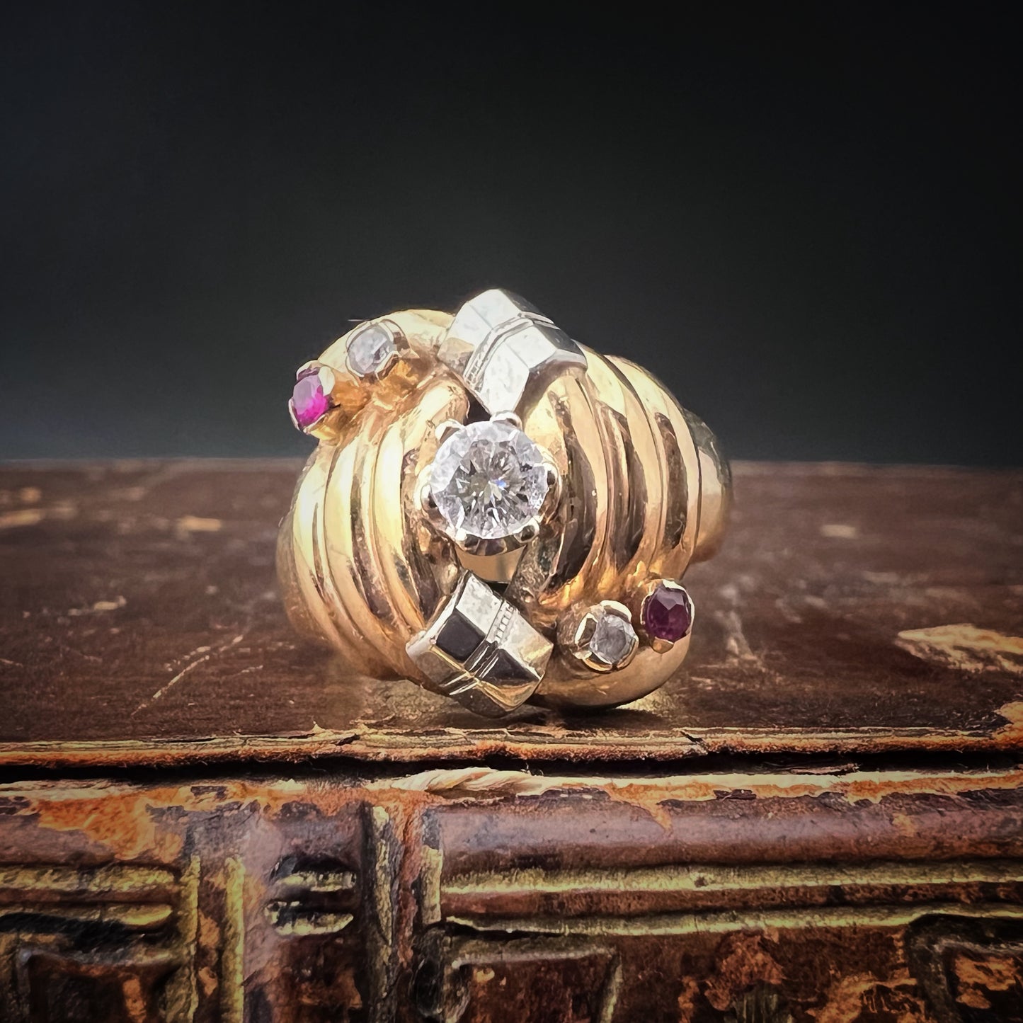 18 Karat Gelbgoldring mit Diamanten und Rubinen