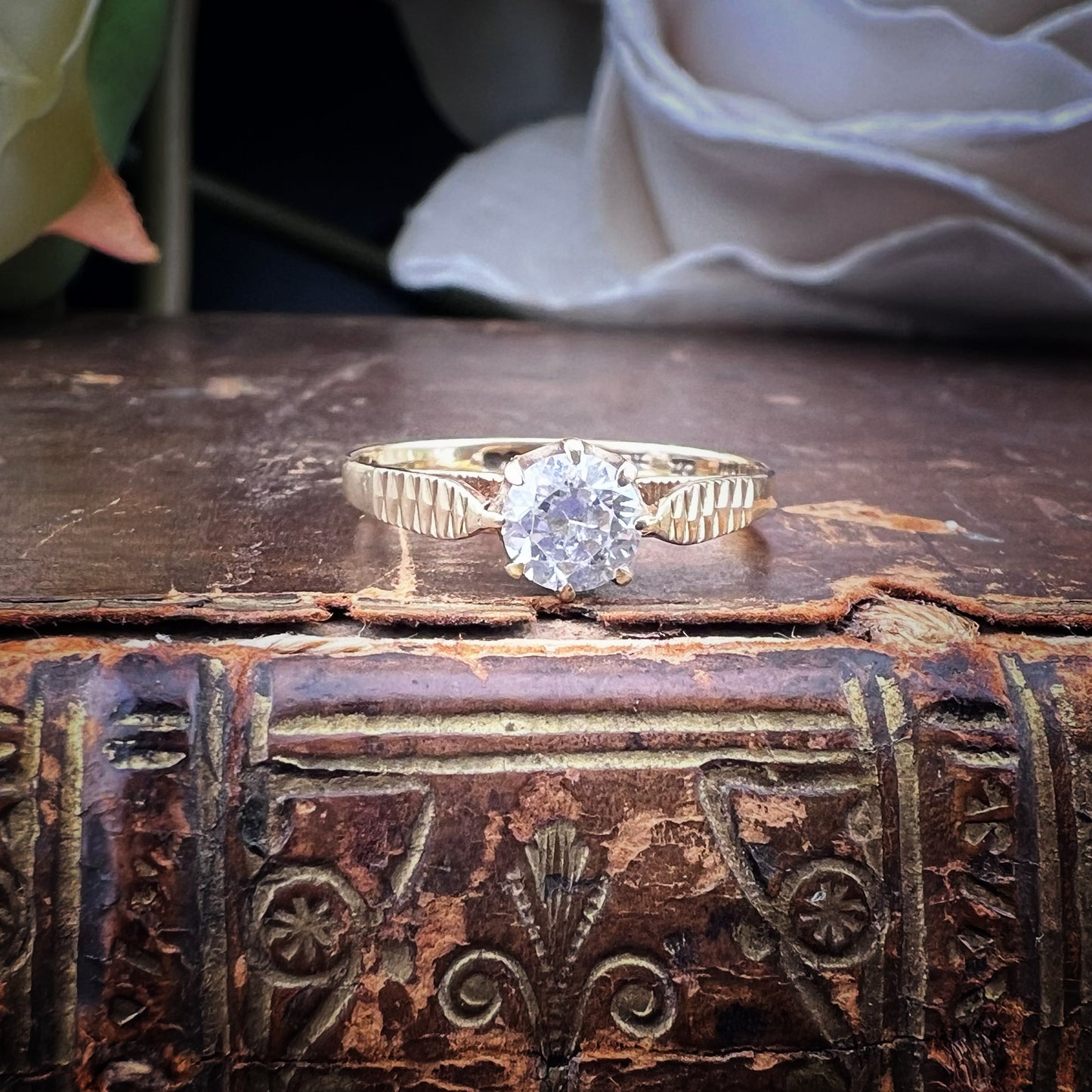 💍 Anello solitario vintage in oro giallo con cubic zirconia – montatura a corona