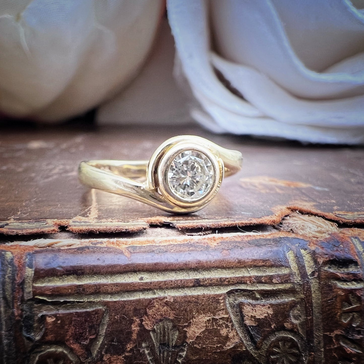 Elegante anello solitario vintage realizzato a Birmingham nel 1985, in oro giallo 9 carati