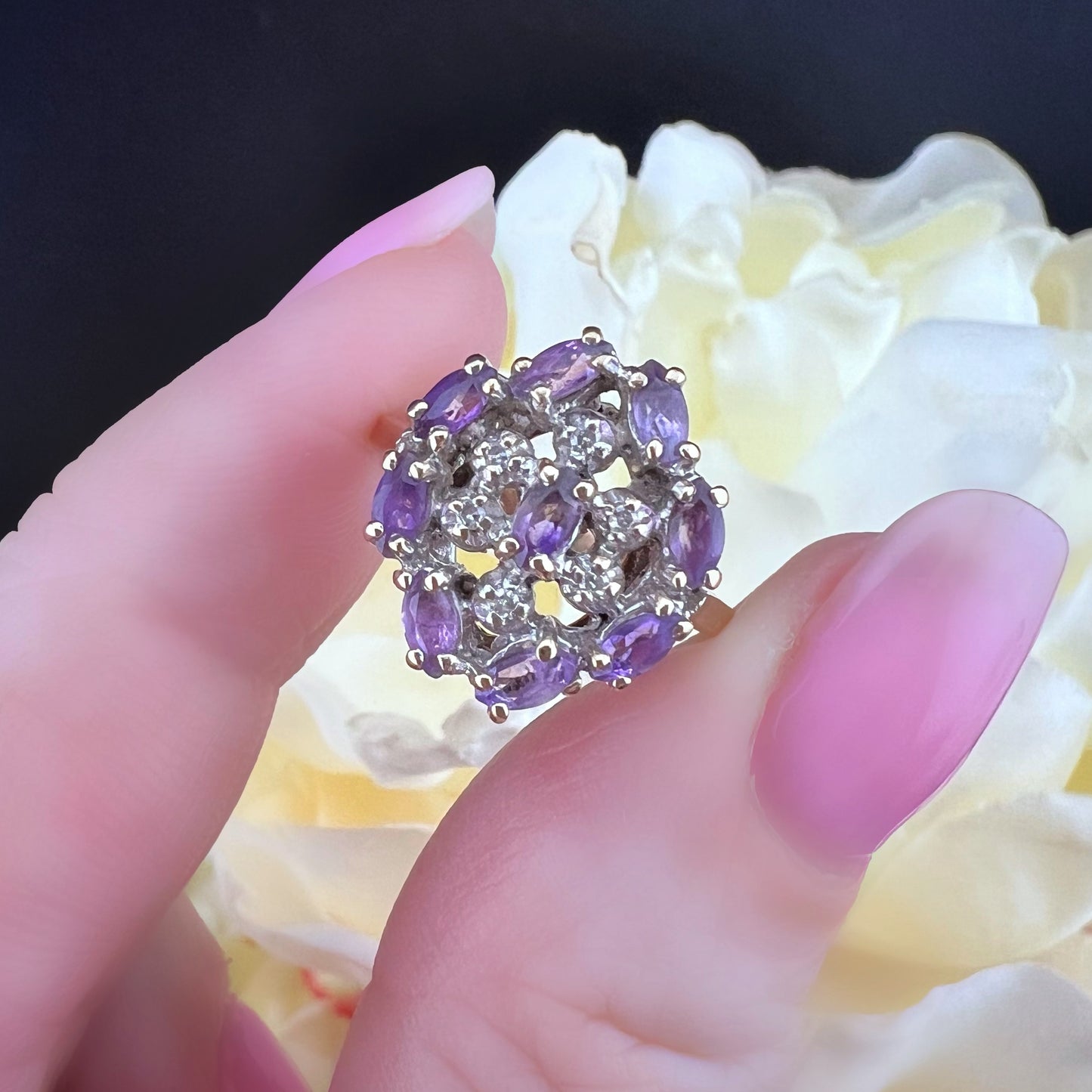Anello in oro modello floreale a rosetta con ametiste e diamanti