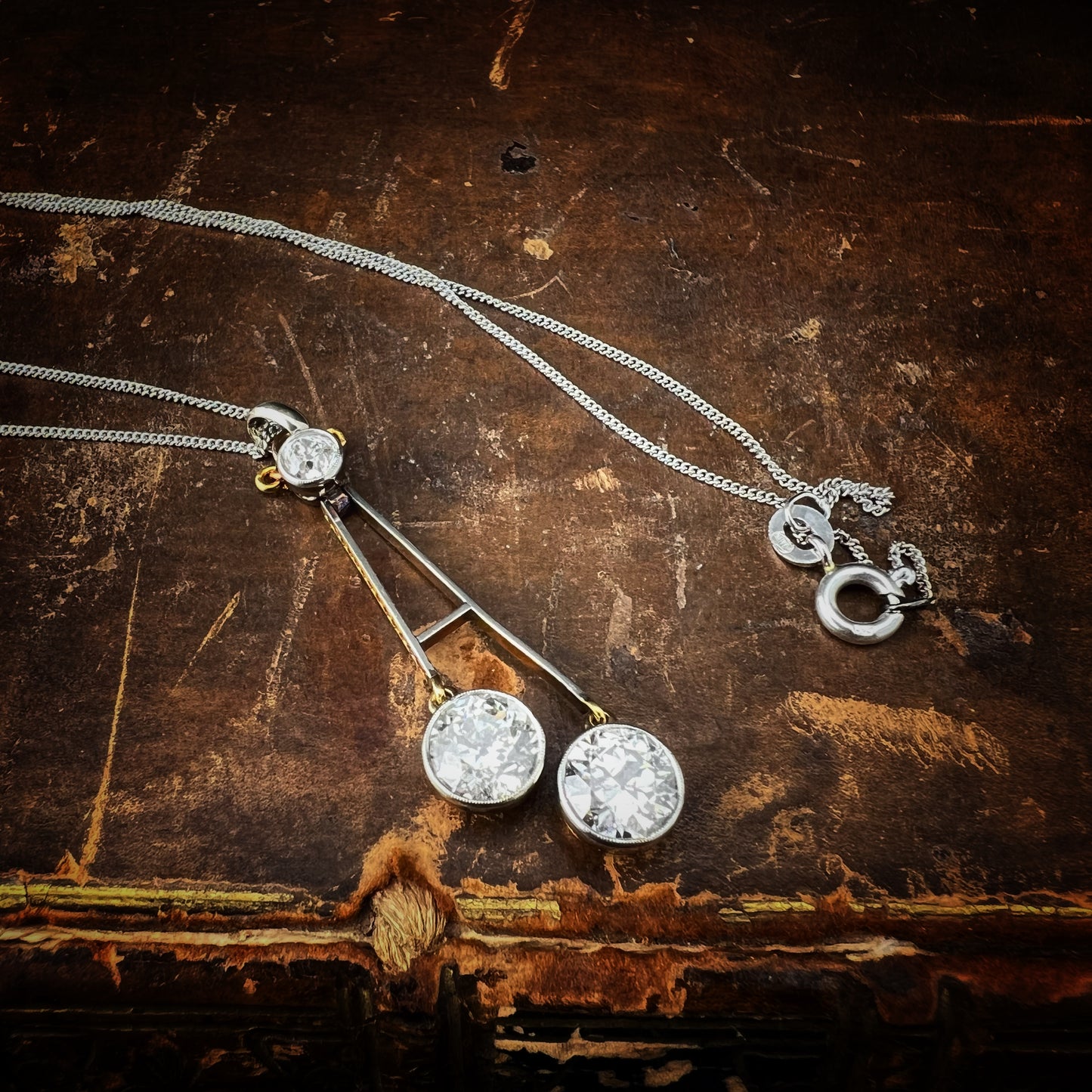 Art Deco pendant in 18k gold and 2.25 carats of diamonds