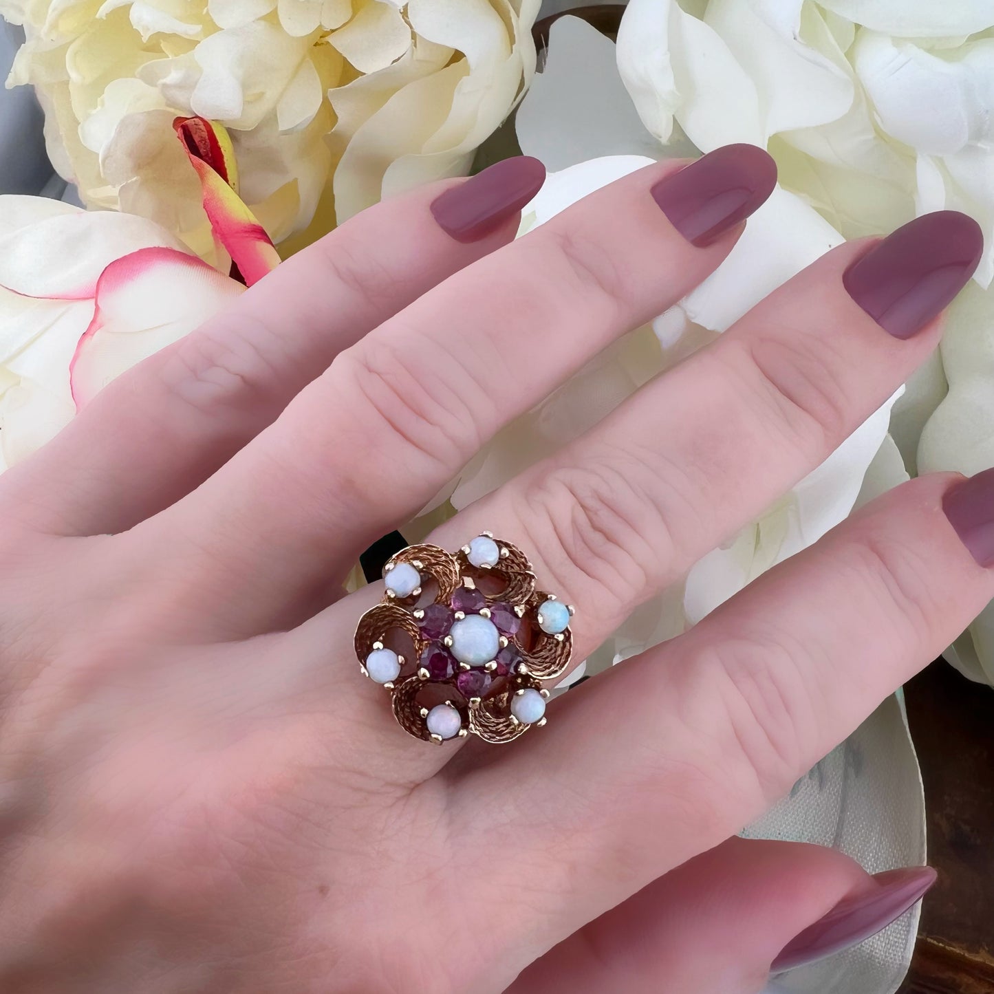 Anello vintage floreale in oro, opali e rubini – Londra 1971