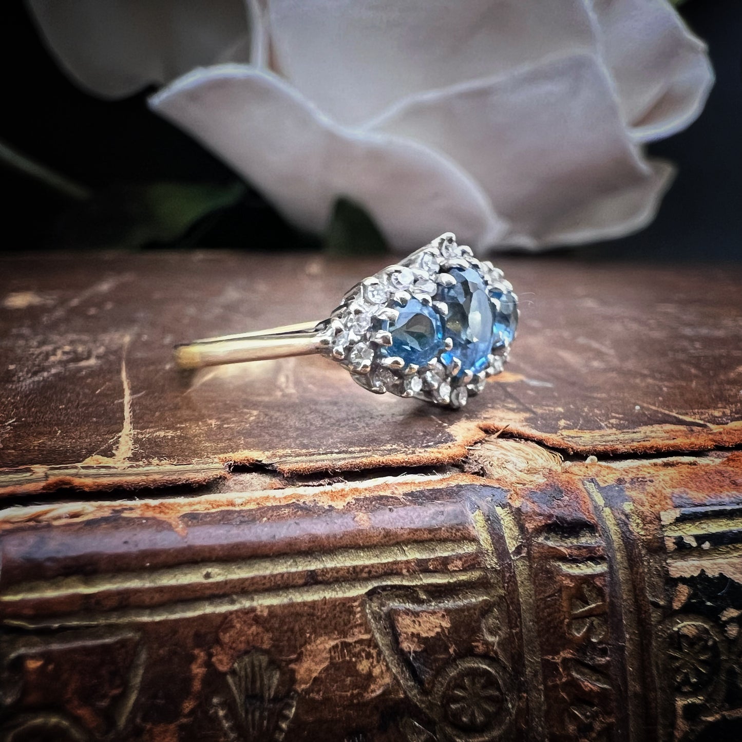 18K gold ring with diamonds and blue topazes