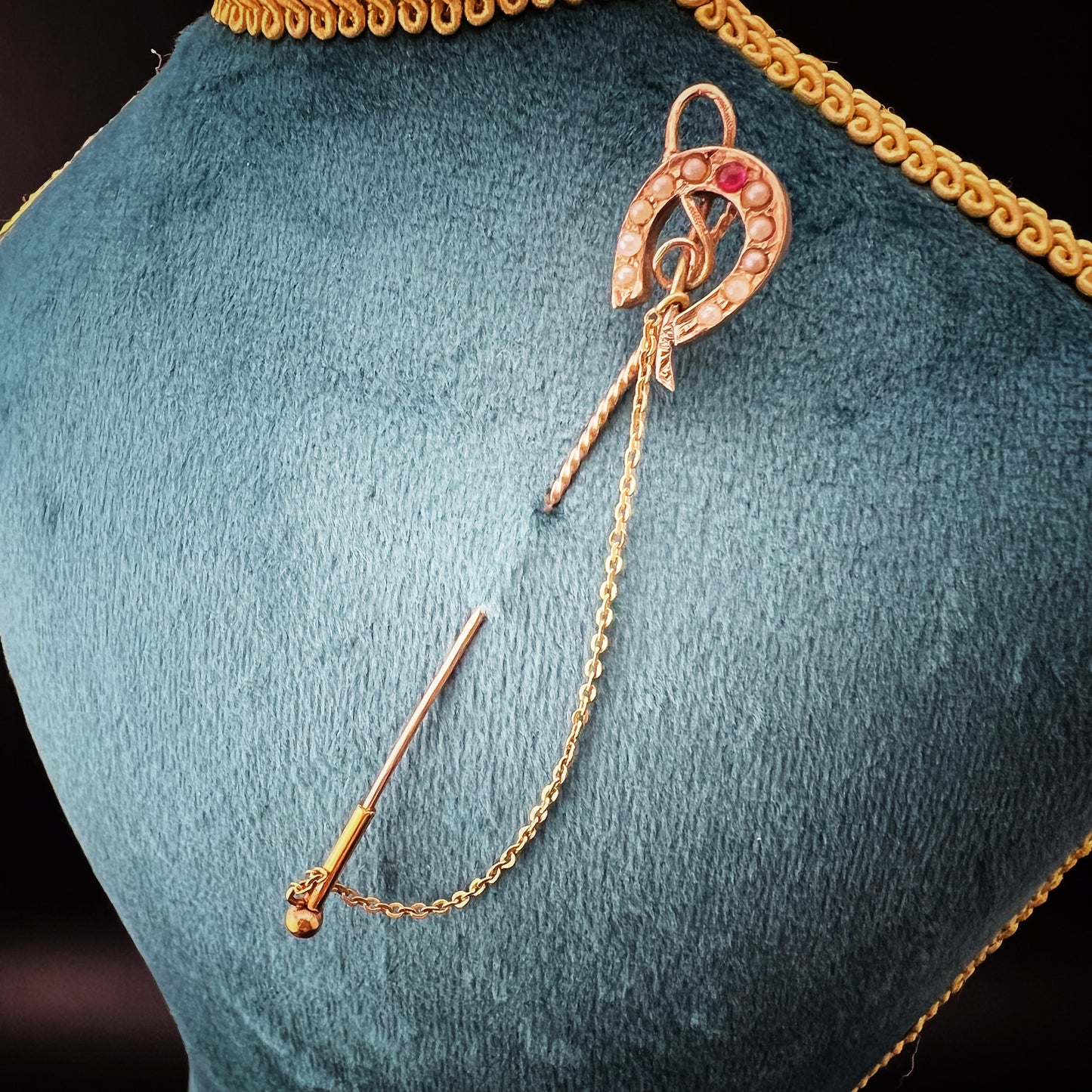 Viktorianische goldene Hufeisen- und Peitschen-Reiternadel