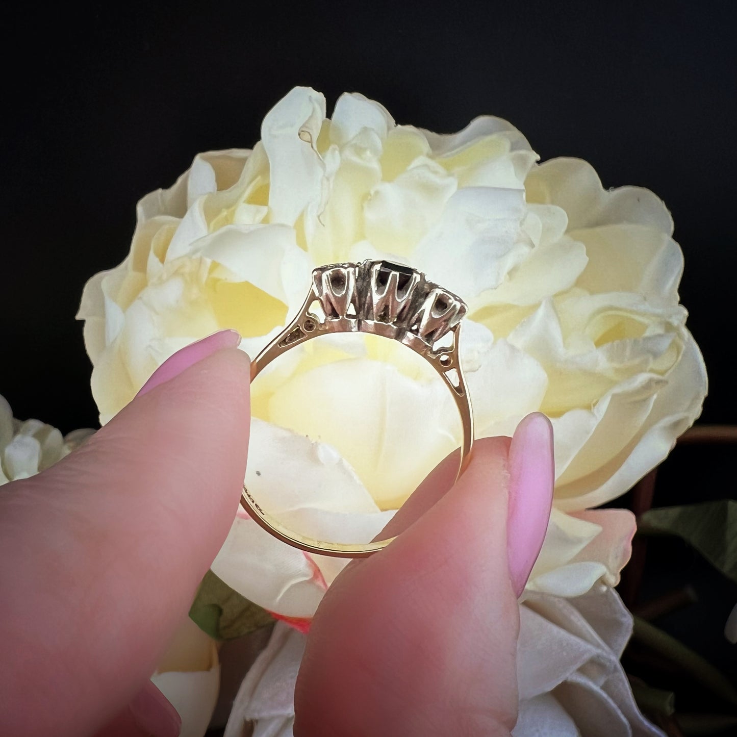 Anello vintage in oro giallo 9 ct con zaffiro e diamanti – Londra, 1962