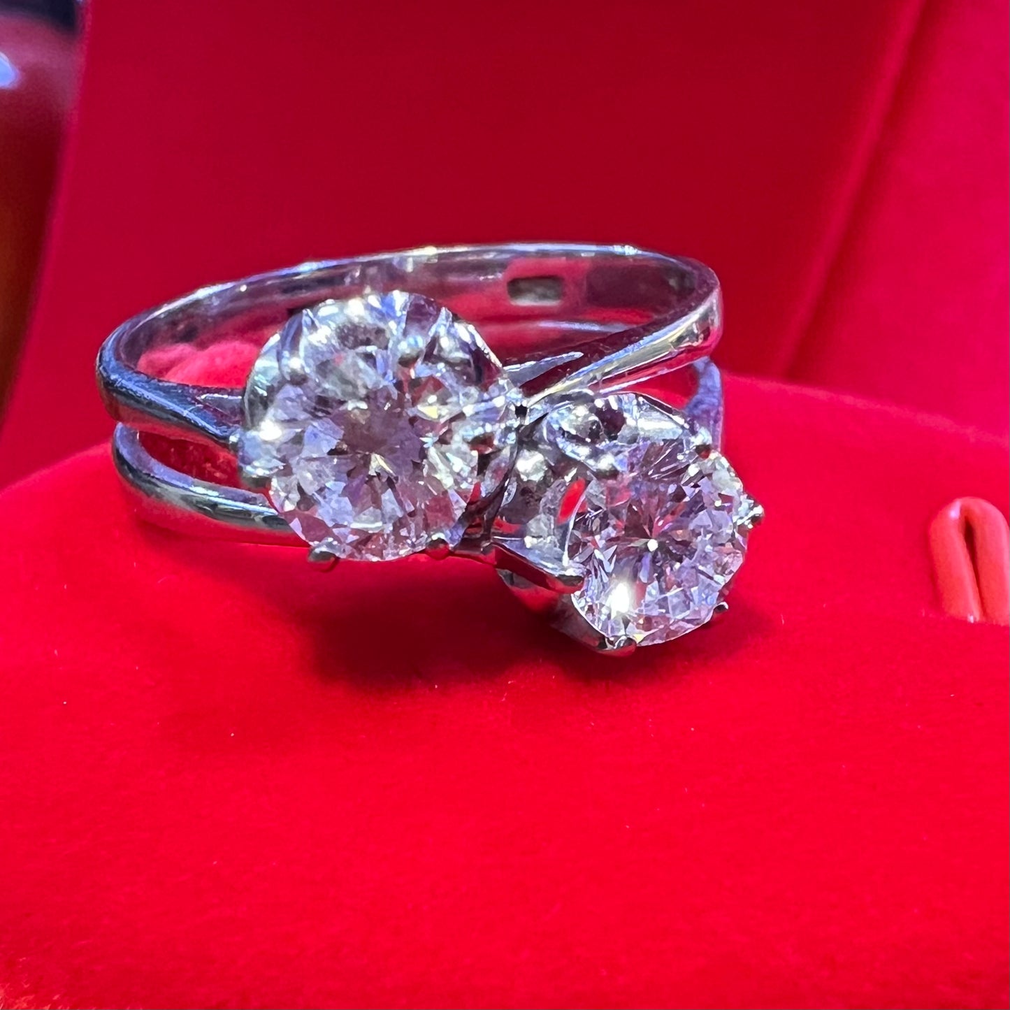 Anello “toi et moi” o contrariè oro bianco 18 kt e diamanti .52/.55 - .46/.48 ct. GIA