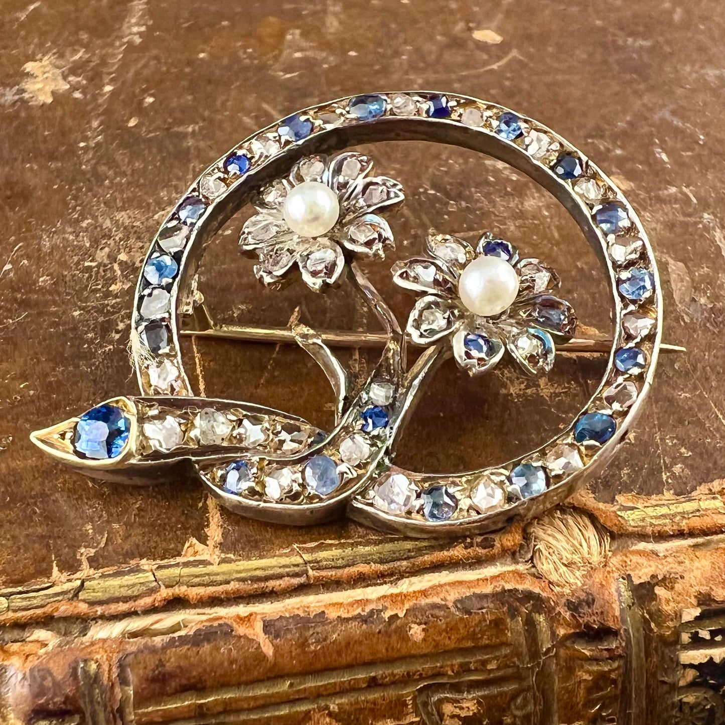 Antike Brosche aus 14 Karat Gold und Silber mit Diamanten und Saphiren. Amerikanisch, 1950er Jahre.