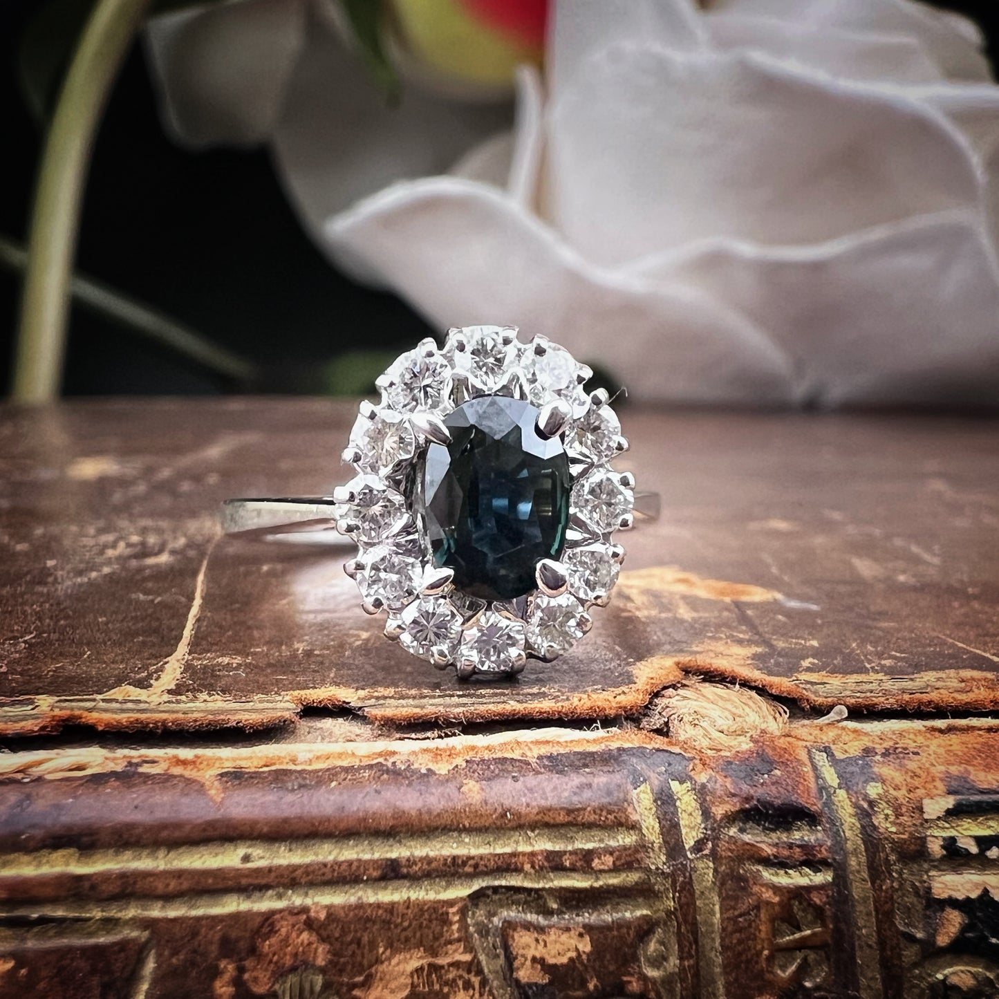 18K gold daisy ring with diamonds and sapphire