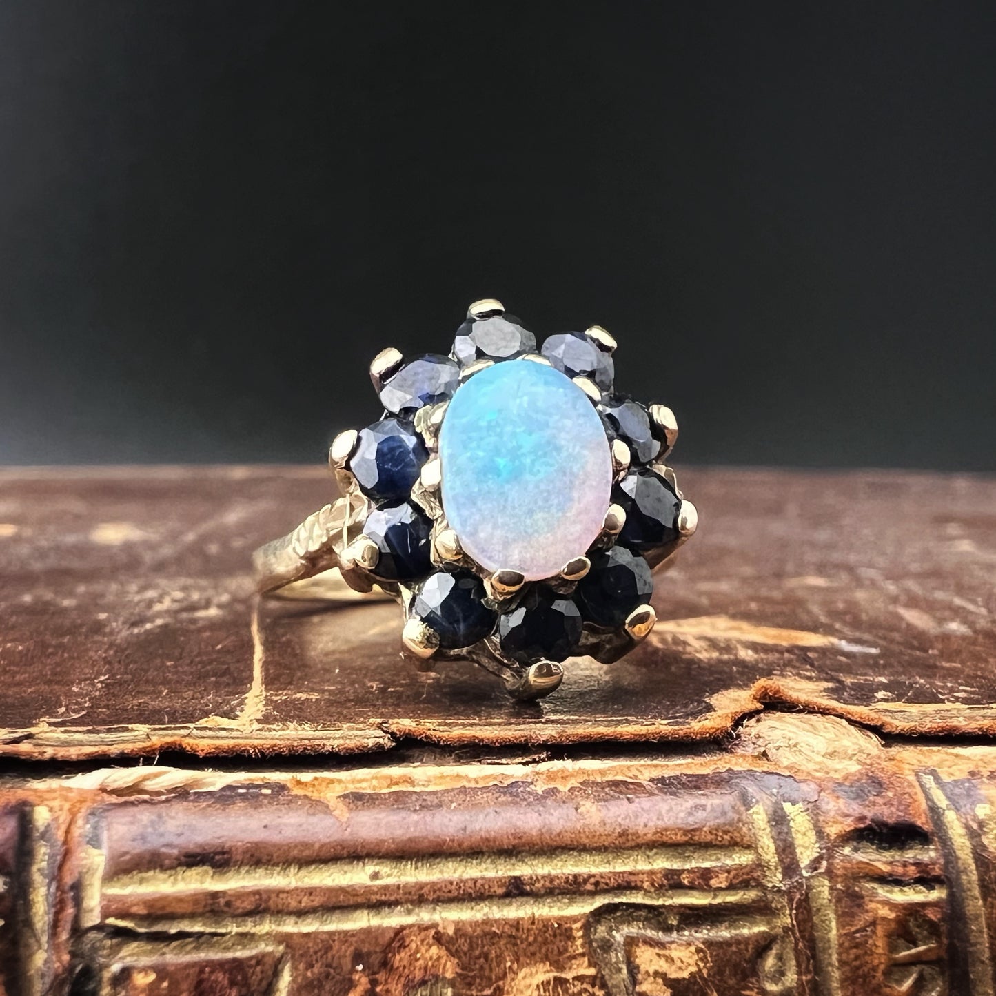 Vintage 9 Karat Gold Gänseblümchenring mit Opal und Saphiren