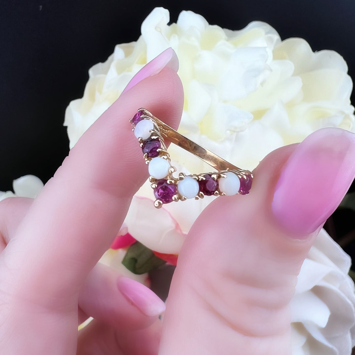 Anello Wishbone in Oro Giallo con Opali e Rubini – Londra, 1978