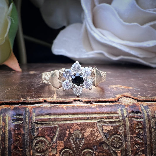 Anello vintage in oro con zaffiro e cubic zirconia – modello margherita