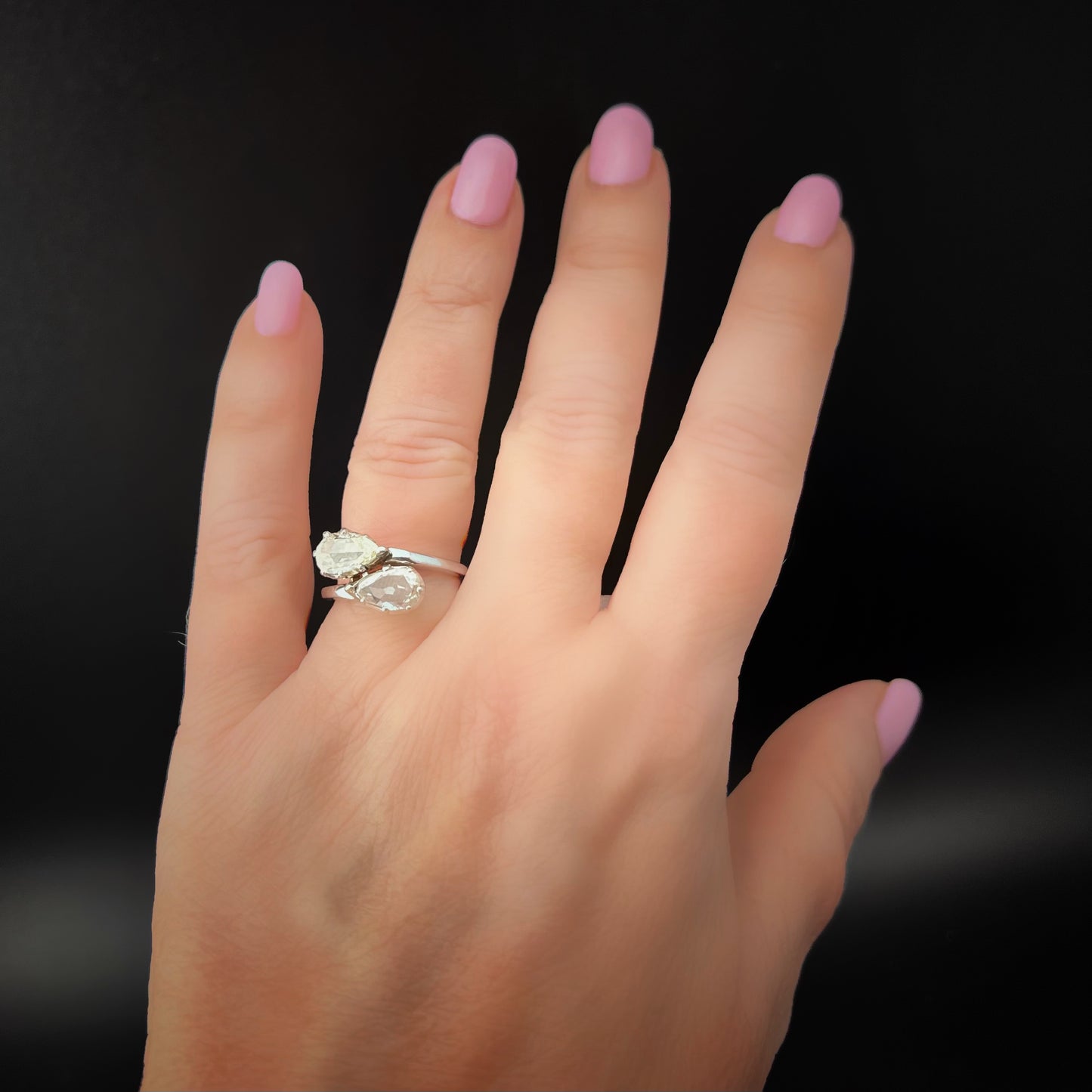 18K white gold “Toi et Moi” contrariè ring with pear-cut diamonds – Italy, 1920s