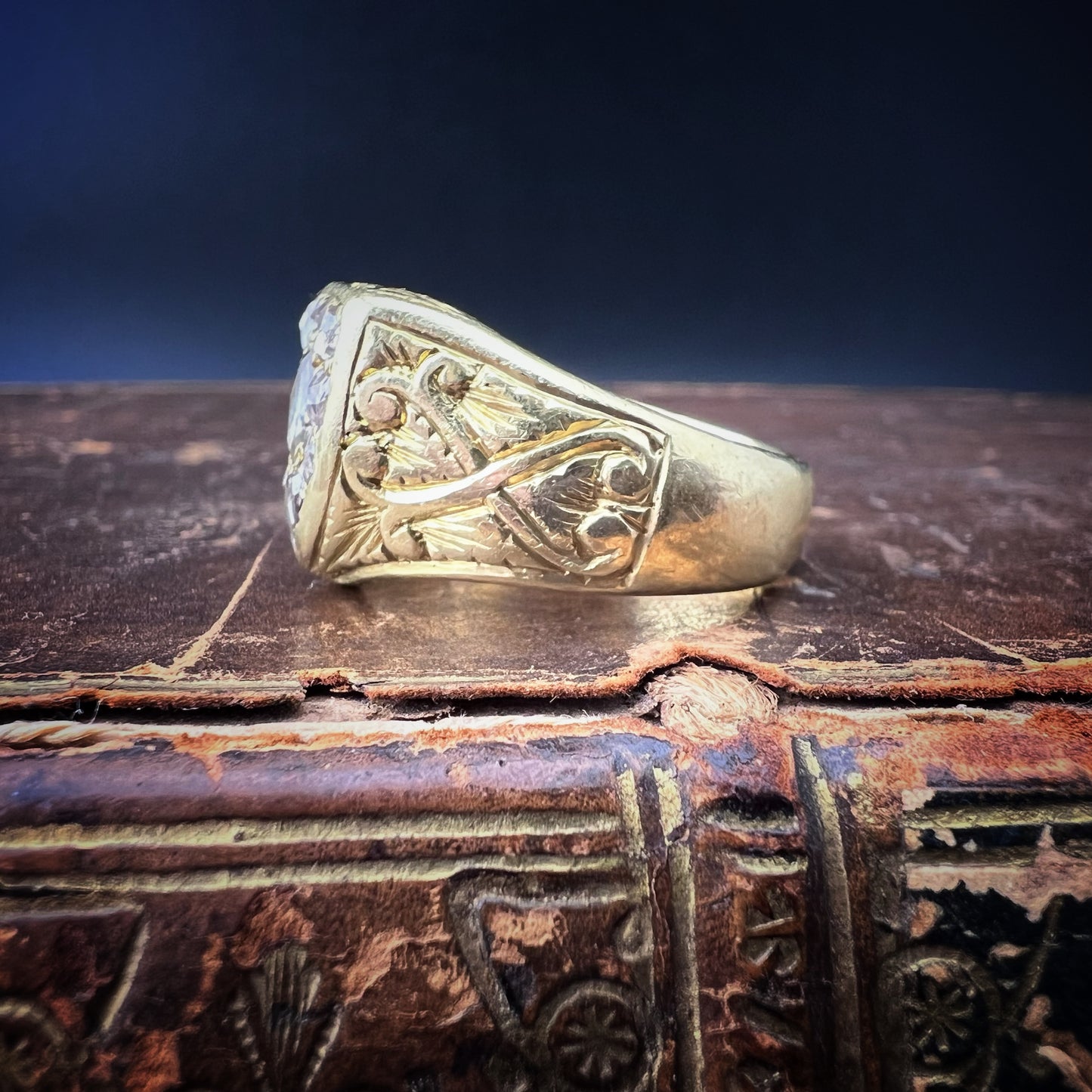 Importante anello chevalier - signet - sigillo in oro 18 ct e diamanti a taglio rosa