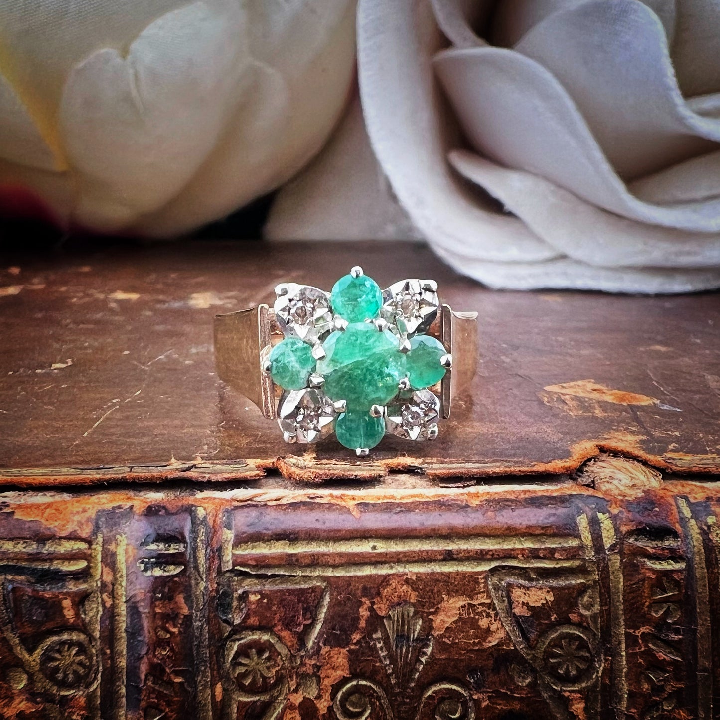 Anello vintage in oro con smeraldi e diamanti – Sheffield, 1980
