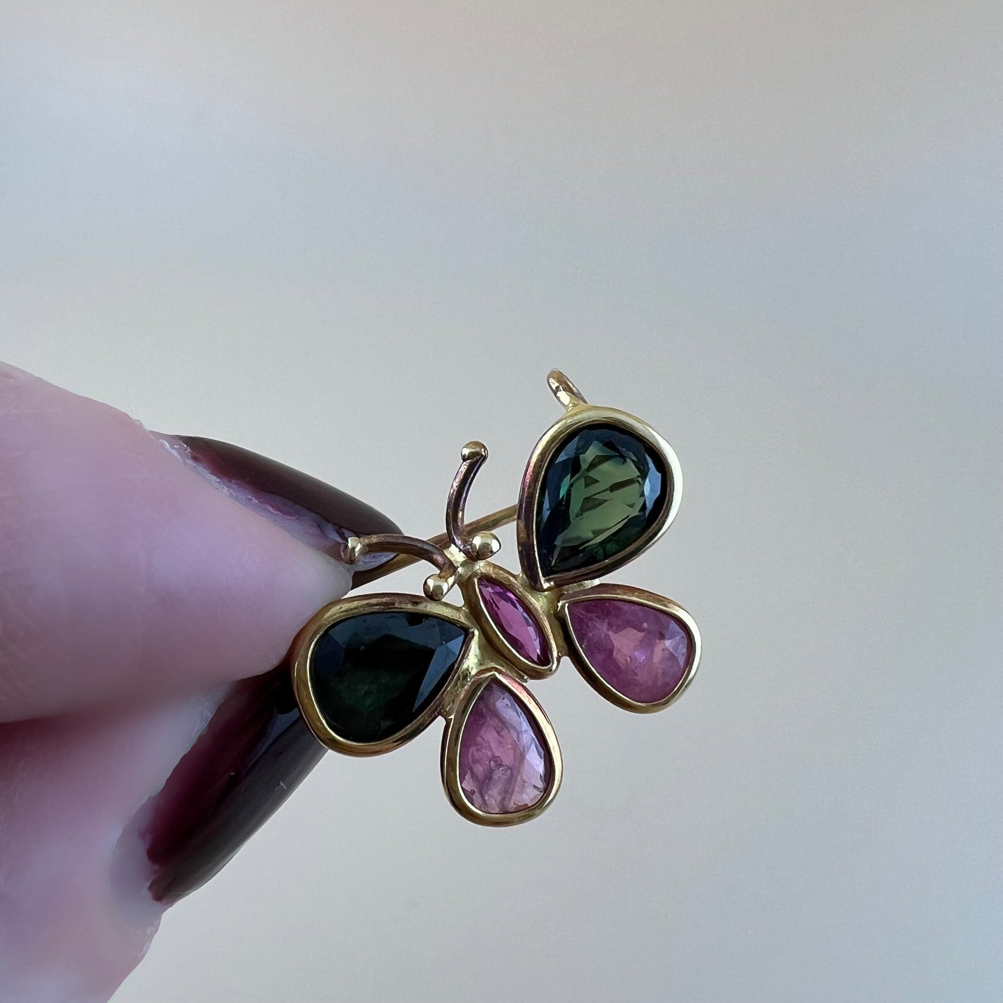 Kleiner Schmetterling aus 18 Karat Gold mit Rubinen und Topasen