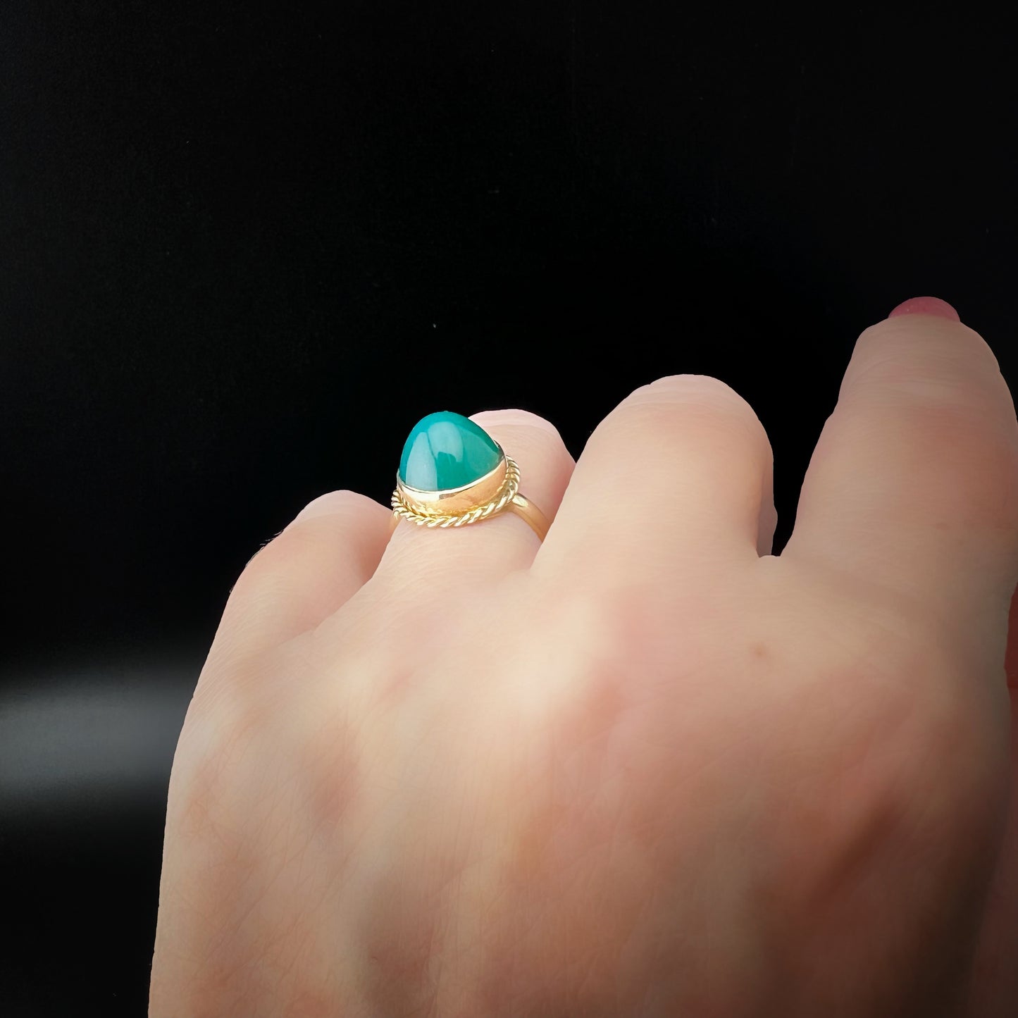 Gold ring with ovoid chrysoprase