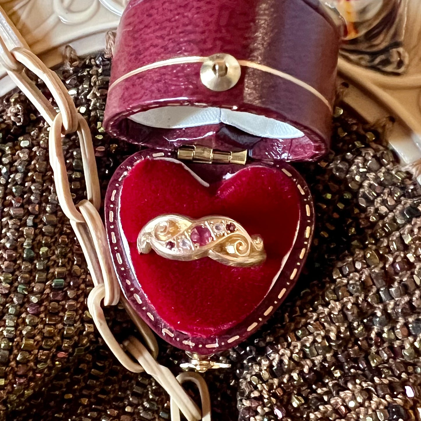 Anello di Chester del 1911 in oro 18 carati, zaffiri bianchi e spinelli
