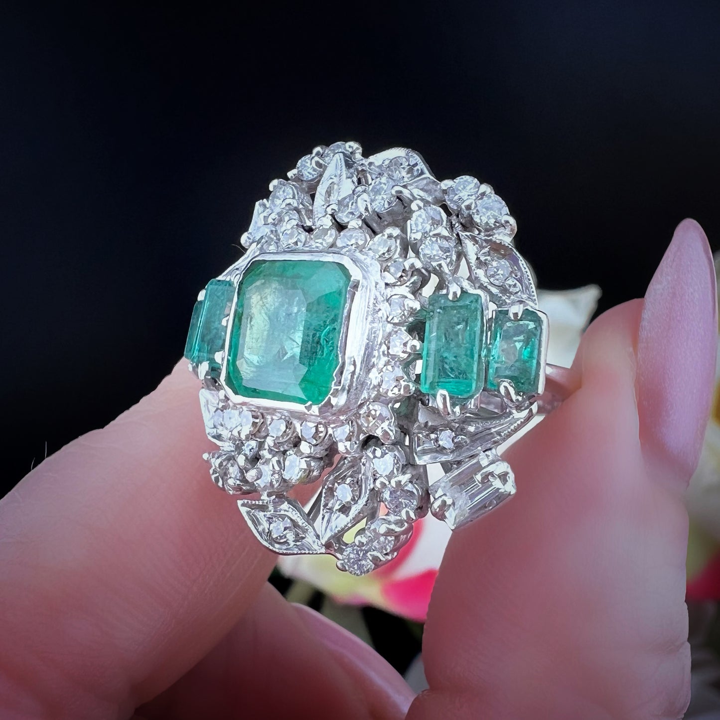 Anello a ballerina anni ’50 in oro bianco con diamanti e smeraldi