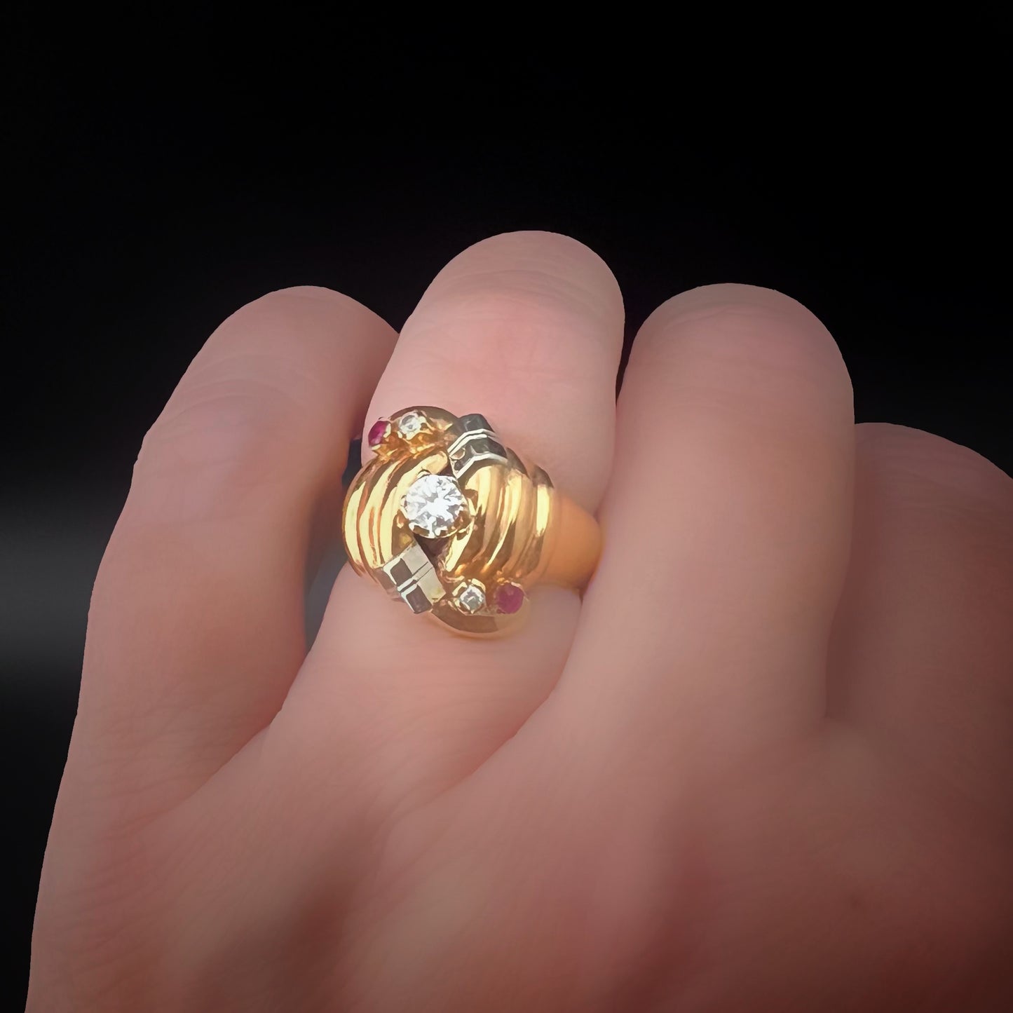 18 Karat Gelbgoldring mit Diamanten und Rubinen