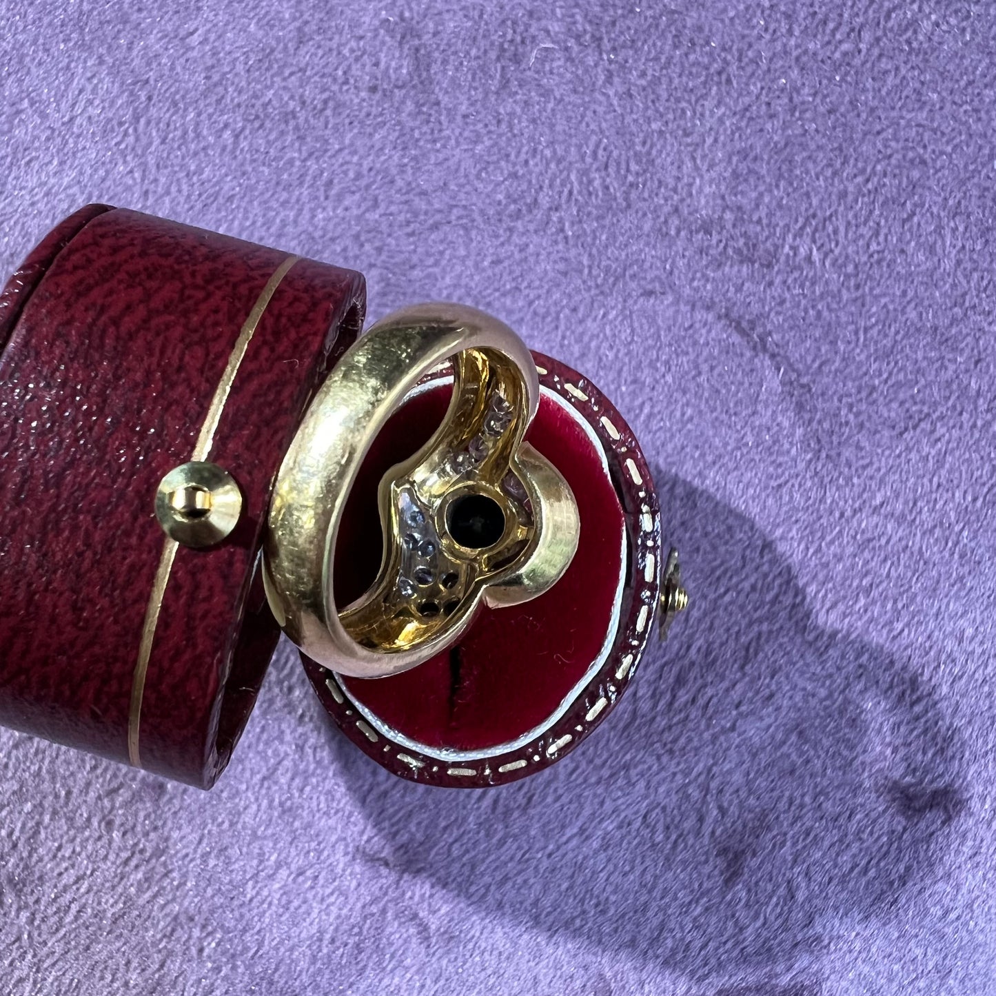 Sapphire ring and diamond skirt in 18k gold