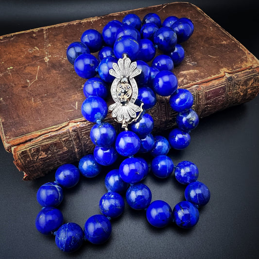 Halskette mit natürlichem Lapislazuli, 14 mm x 90 cm. Gewicht 242 Gramm. Verschluss aus Gold, Silber, Diamanten und Saphiren.