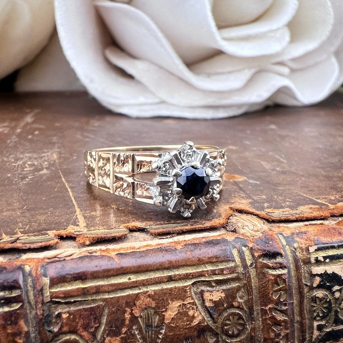 Anello Margherita in oro giallo e bianco con zaffiro e diamanti – Birmingham, 1976