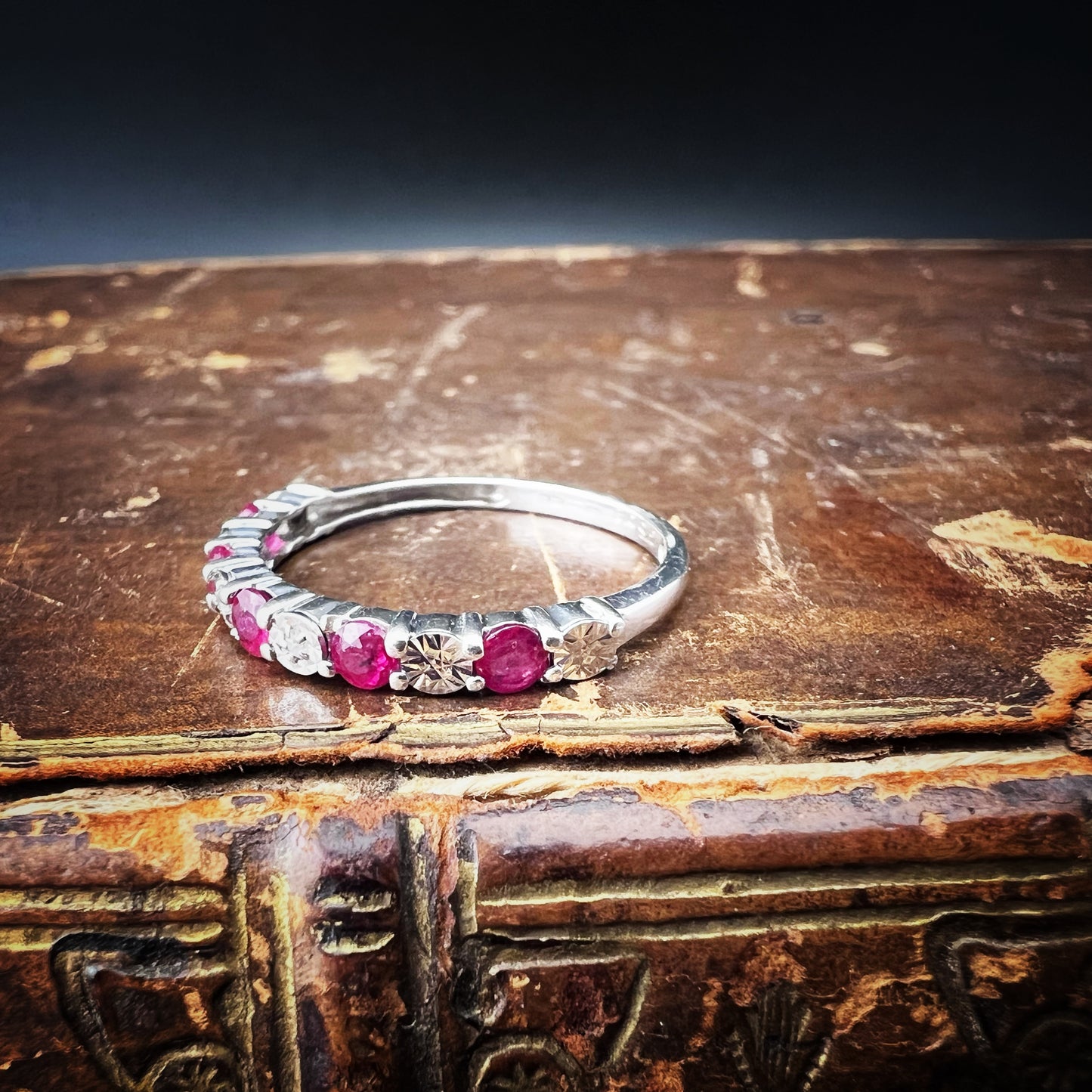 Vintage-Ring aus Weißgold, Rubinen und Diamanten