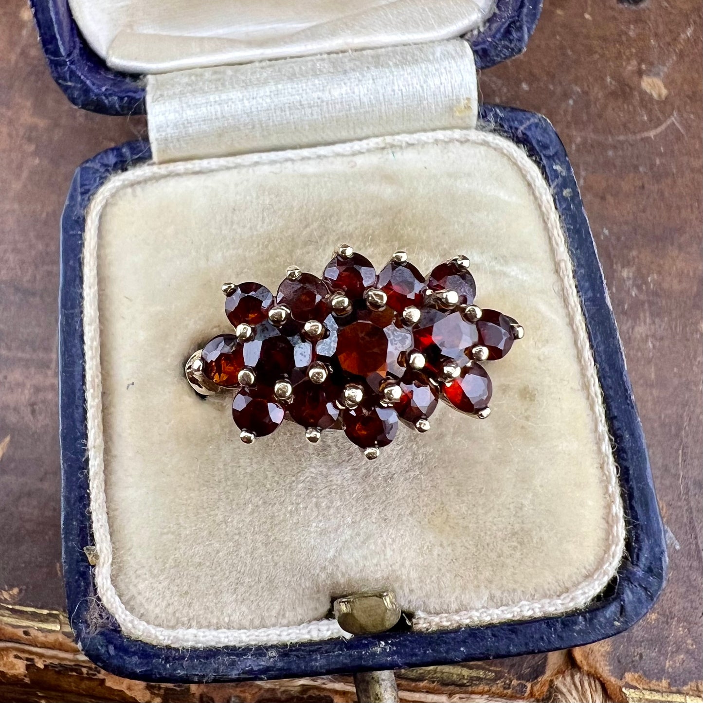 1979 Edinburgh Schottischer Ring in 9 Karat Gold mit Granaten