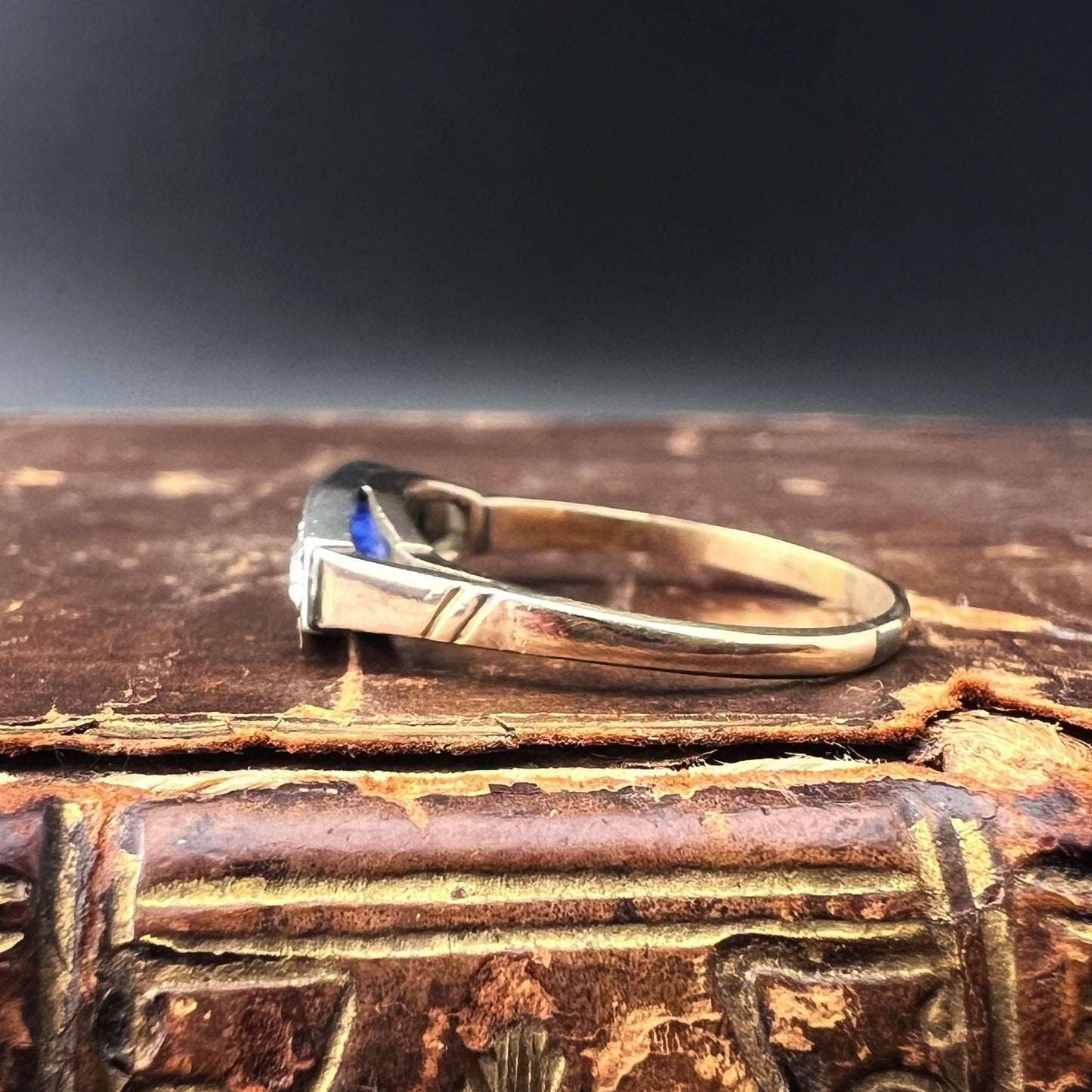 Trilogie-Ring aus 14 Karat Gold mit Saphir und alten Minendiamanten