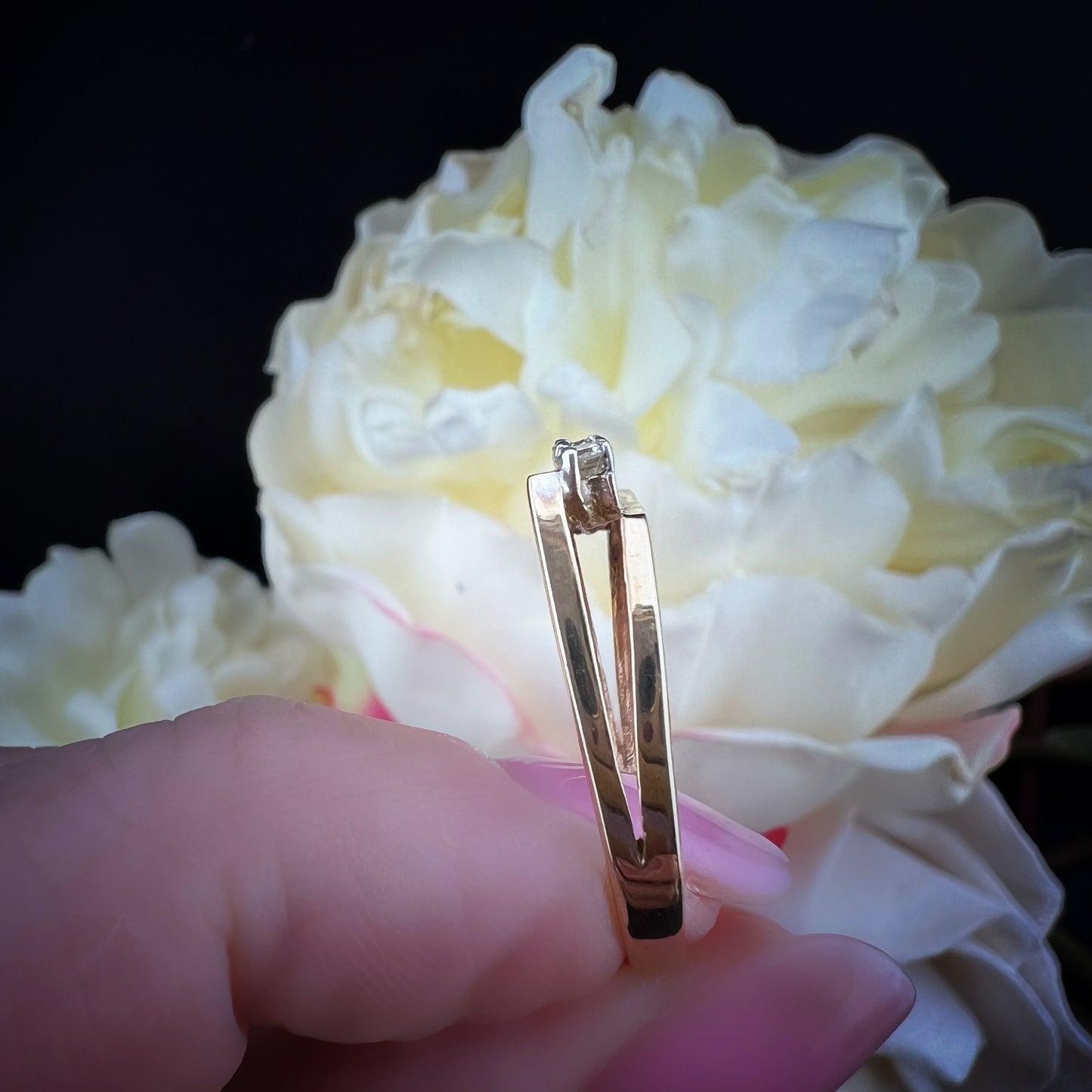 Anello vintage inglese con diamanti – modello a ponte obliquo (Sheffield, 1980)
