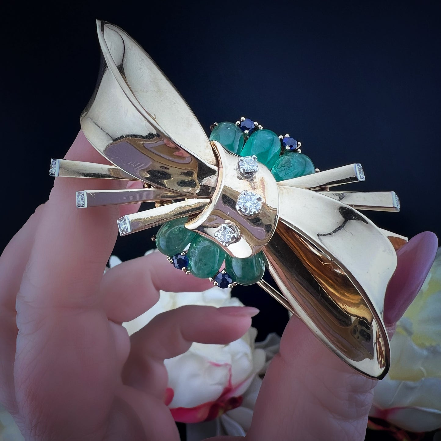 Importante spilla in oro, diamanti, smeraldi e zaffiri: Trabert & Hoeffer/Mauboussin REFLECTION