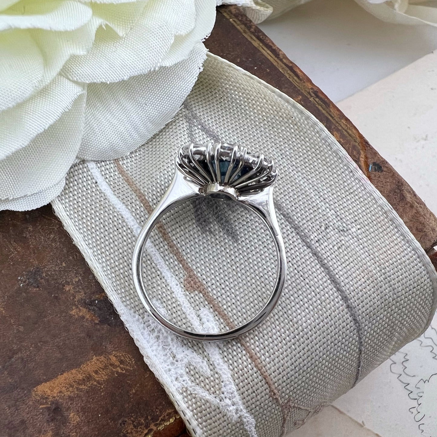 Anello margherita zaffiro Ceylon e diamanti VS - GH